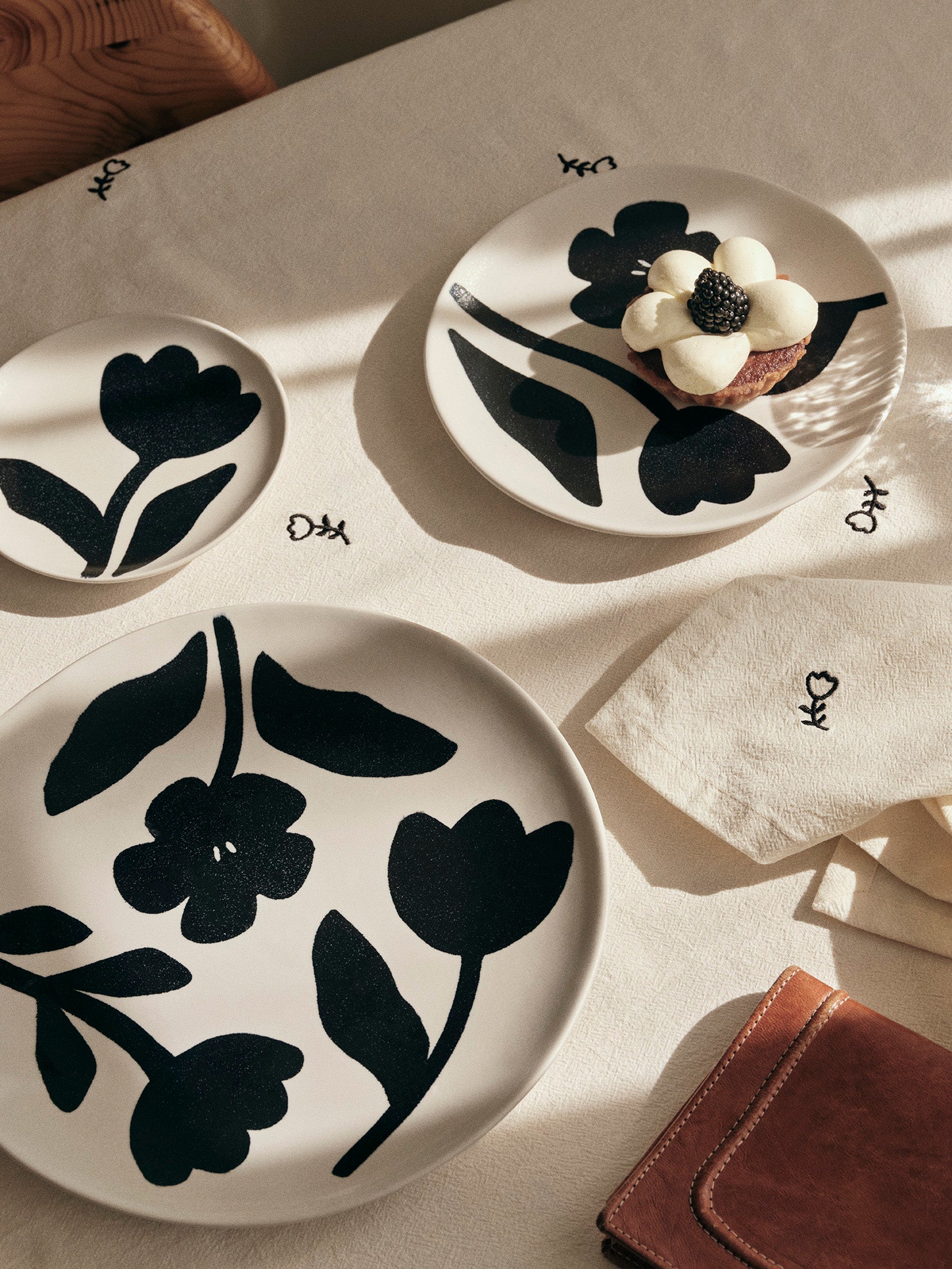 Broste Copenhagen Διακοσμητικός Δίσκος Πιάτο Φαγητού Flora Ζωγραφισμένο Στο Χέρι Stoneware Άσπρο-Μαύρο Ø26 x H2,5 cm Broste Copenhagen