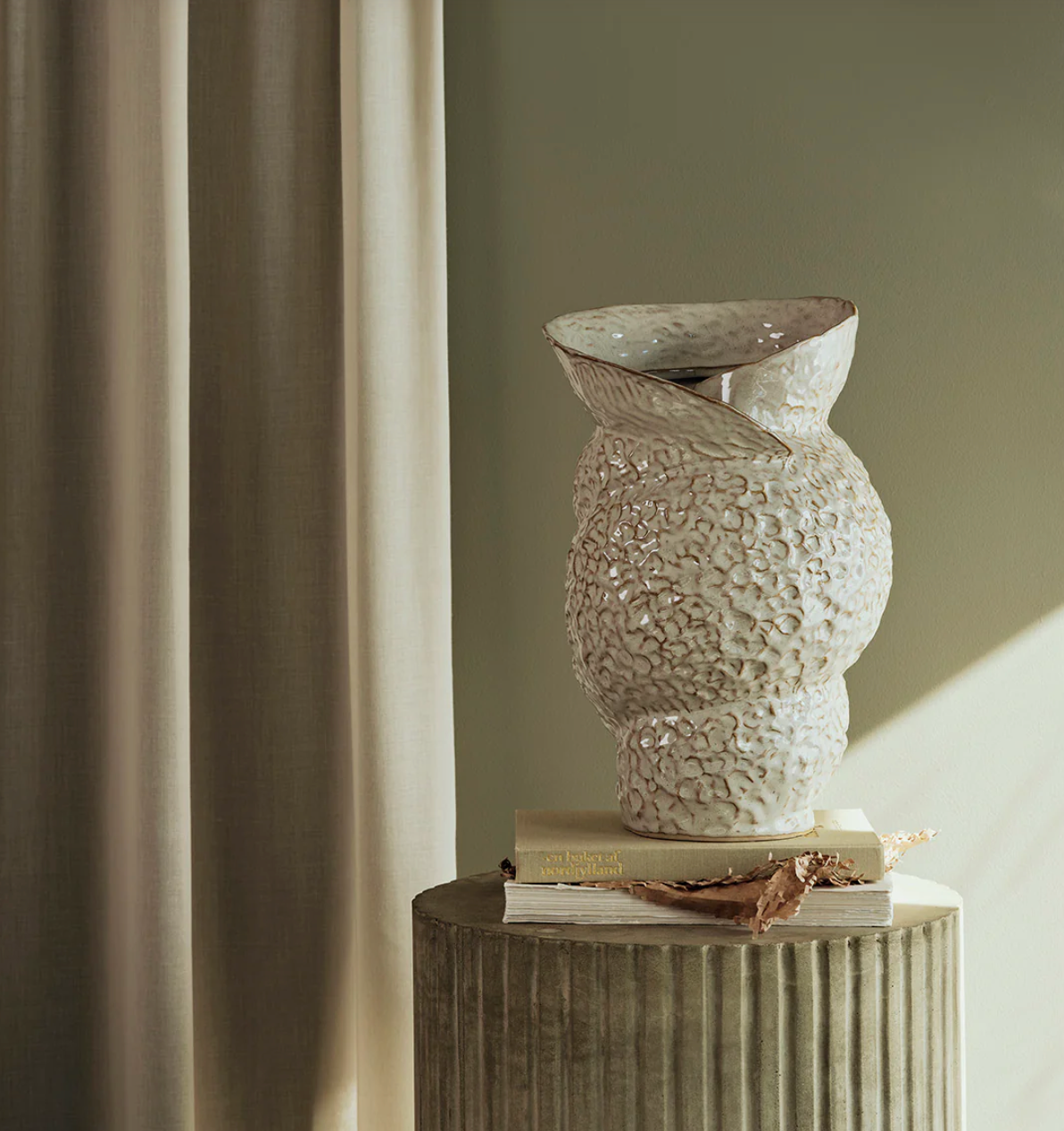 Διακοσμητικό Βάζο Shelly Κρεμ Λευκό Stoneware, reactive glaze Ø25 x H38 cm BROSTE COPENHAGEN