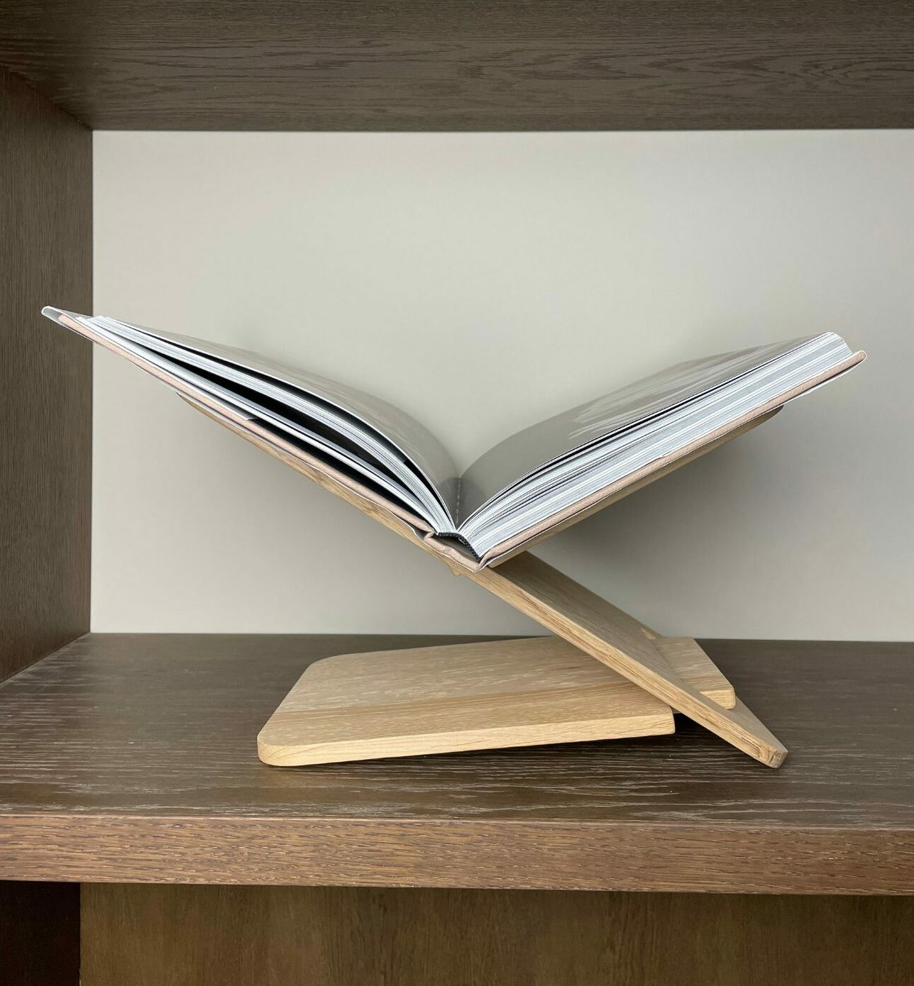 Hintsdeco Books Στάντ Βιβλίου Βάση Βιβλίου NM Ξύλινο Δρύς 26,5×17,5×20,5cm Hintsdeco