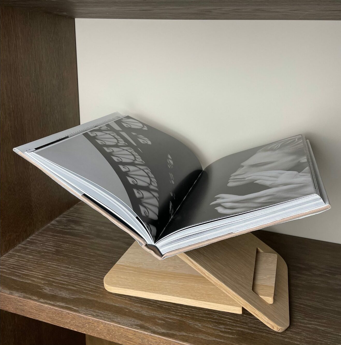 Hintsdeco Books Στάντ Βιβλίου Βάση Βιβλίου NM Ξύλινο Δρύς 26,5×17,5×20,5cm Hintsdeco