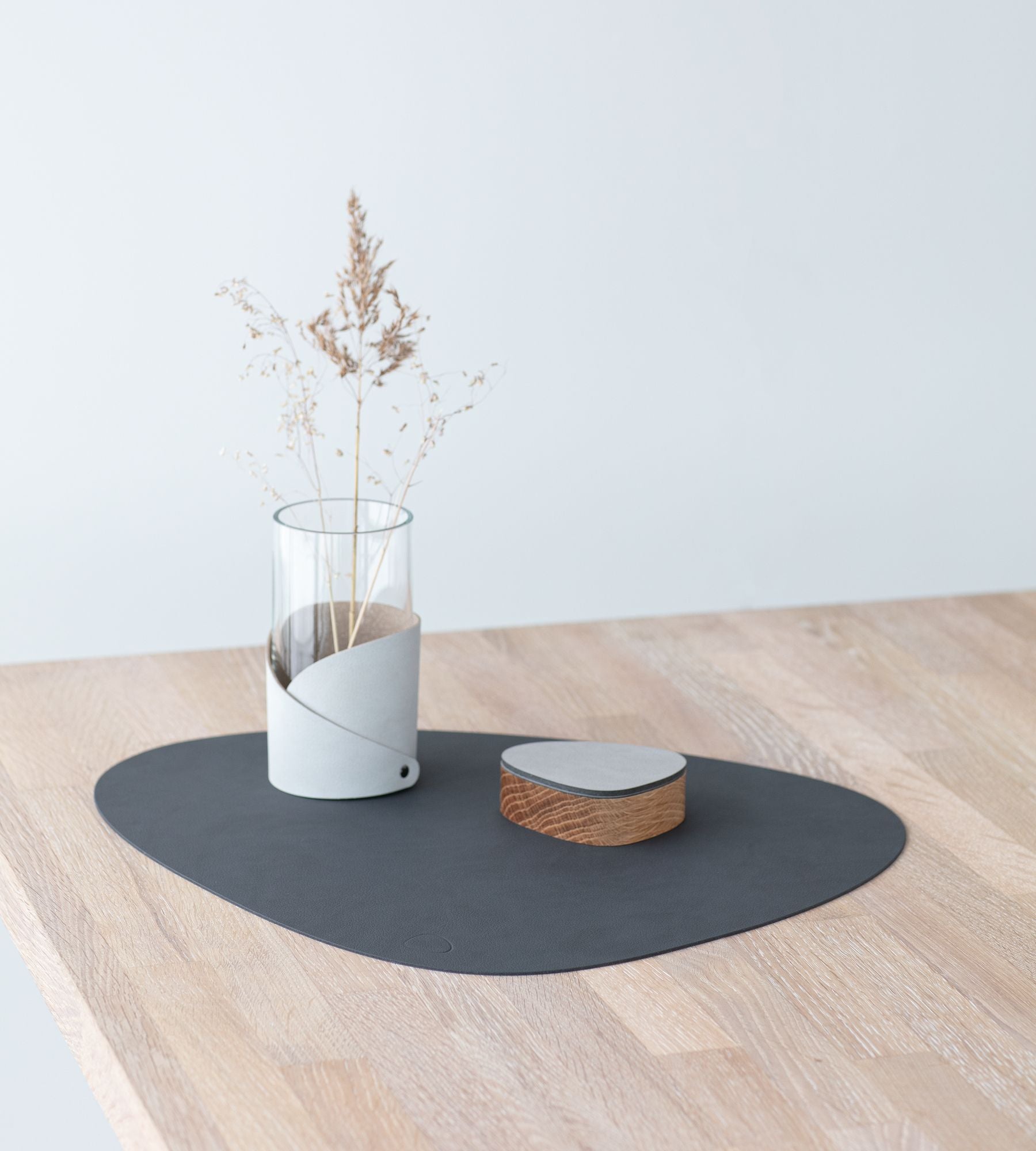 LIND DNA Σουπλά Σουπλά Dinner Mat Curve Leather Nupo / Δέρμα Ανθρακί 37x44 cm LIND DNA