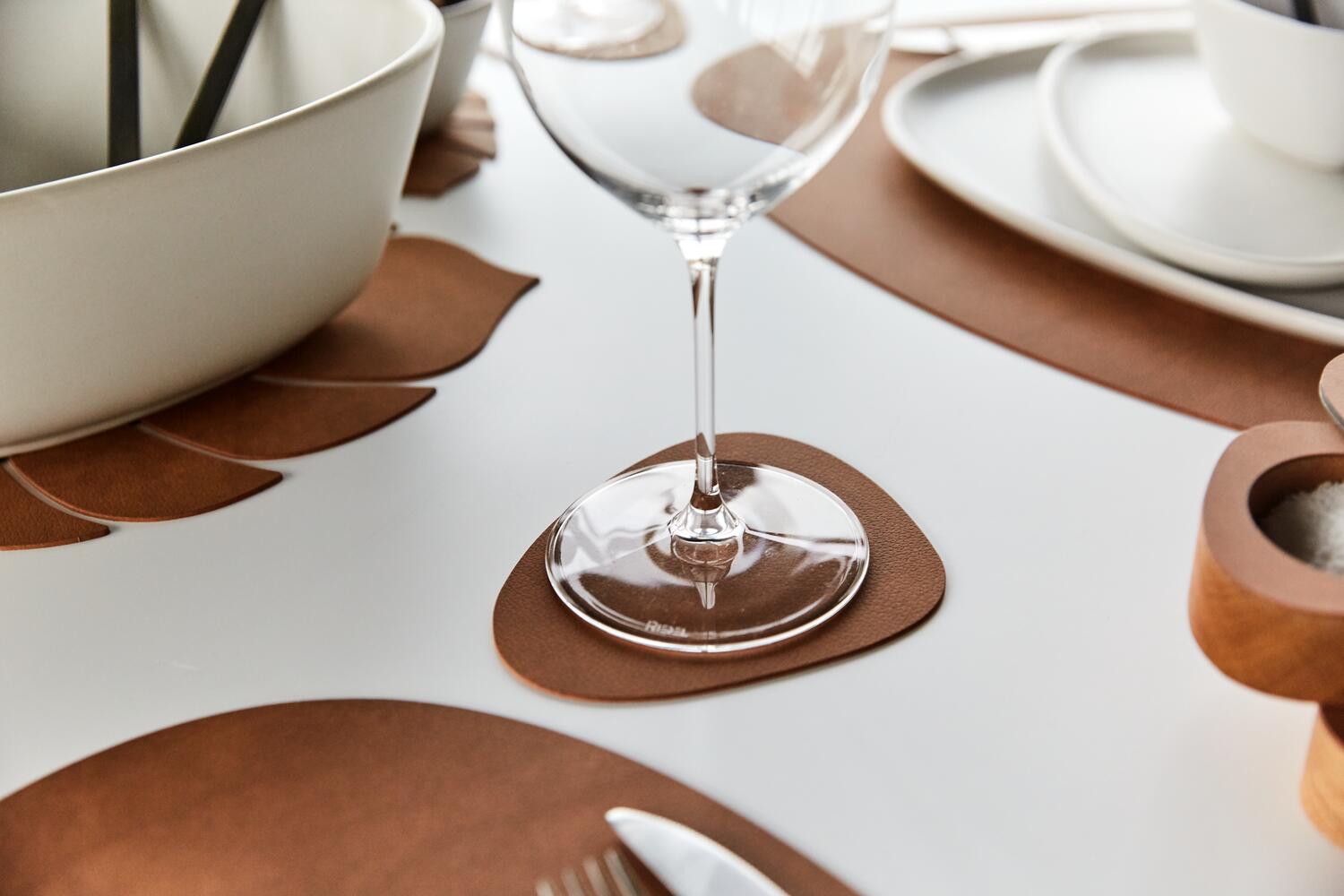 LIND DNA Σουβέρ Σουβέρ Glass Mat Curve Leather Nupo / Δέρμα Καφέ 11x13 cm LIND DNA