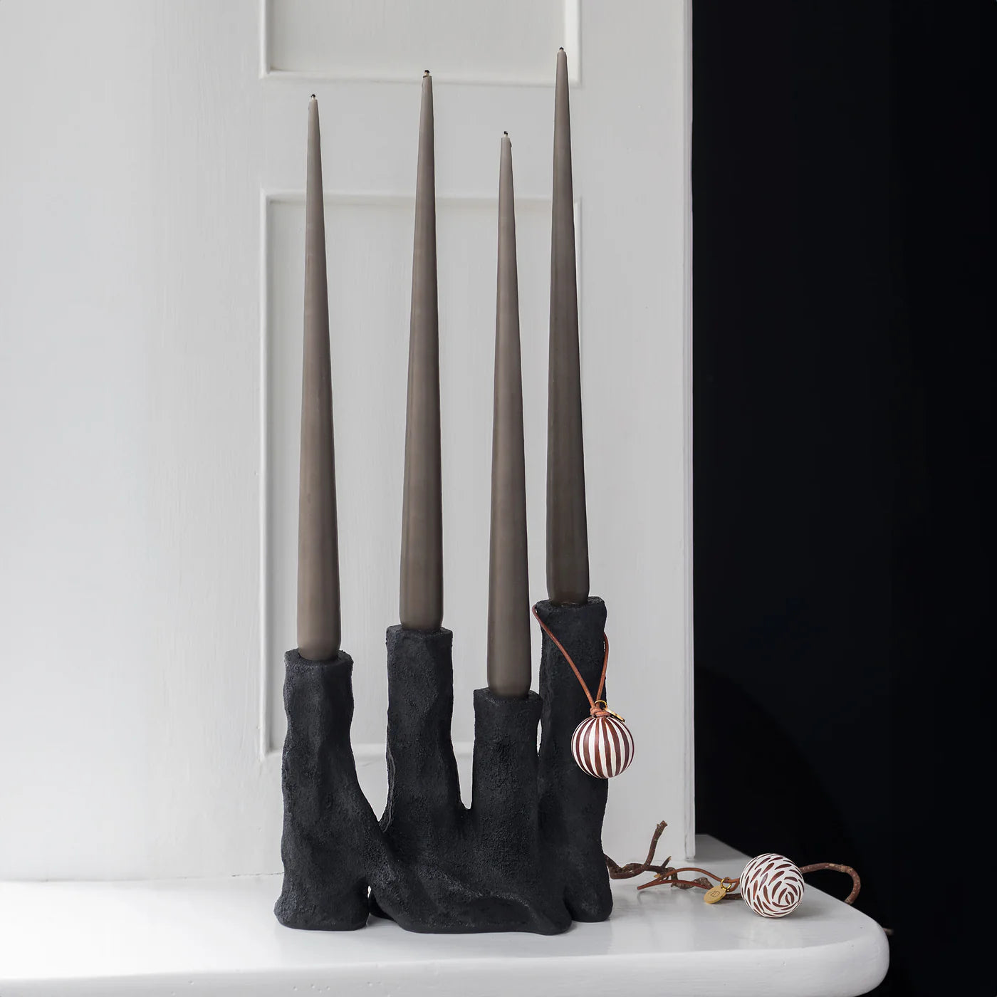 METTE DITMER Κηροπήγιο Κηροπήγιο ART PIECE Four Candleholder Πέτρα Ρητίνης Μαύρο W9,5 x L18,5 x H18 cm METTE DITMER