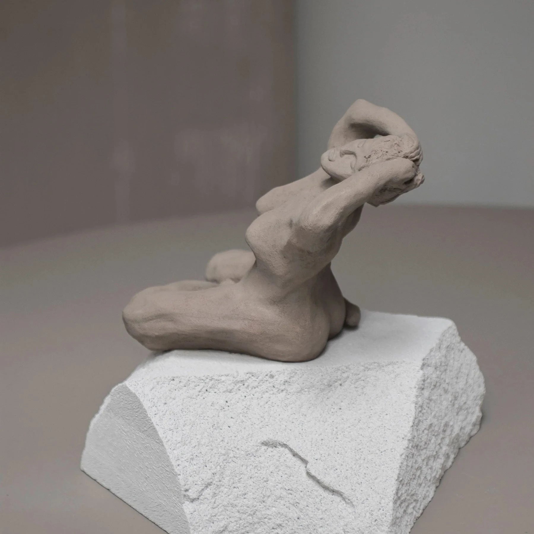 METTE DITMER Γλυπτό Διακοσμητικό Γλυπτό Gaia Art Piece - Πέτρινη Ρητίνη Απόχρωση Sand W16,5 x L22,5 x H18,5 cm METTE DITMER