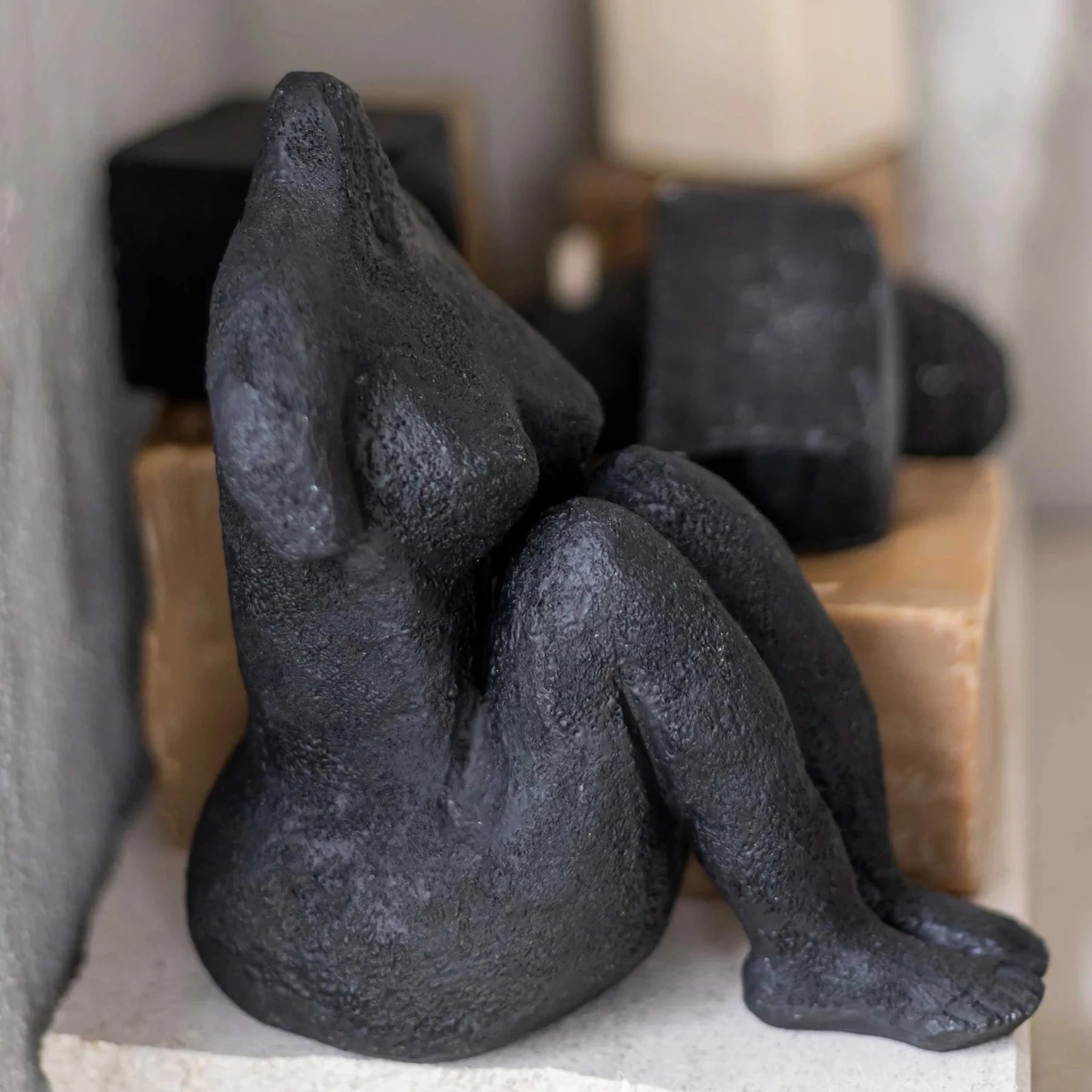 METTE DITMER Γλυπτό Διακοσμητικό Γλυπτό Sitting Woman Art Piece - Πέτρα Ρητίνης Μαύρο W9 x L13 x H14 cm METTE DITMER