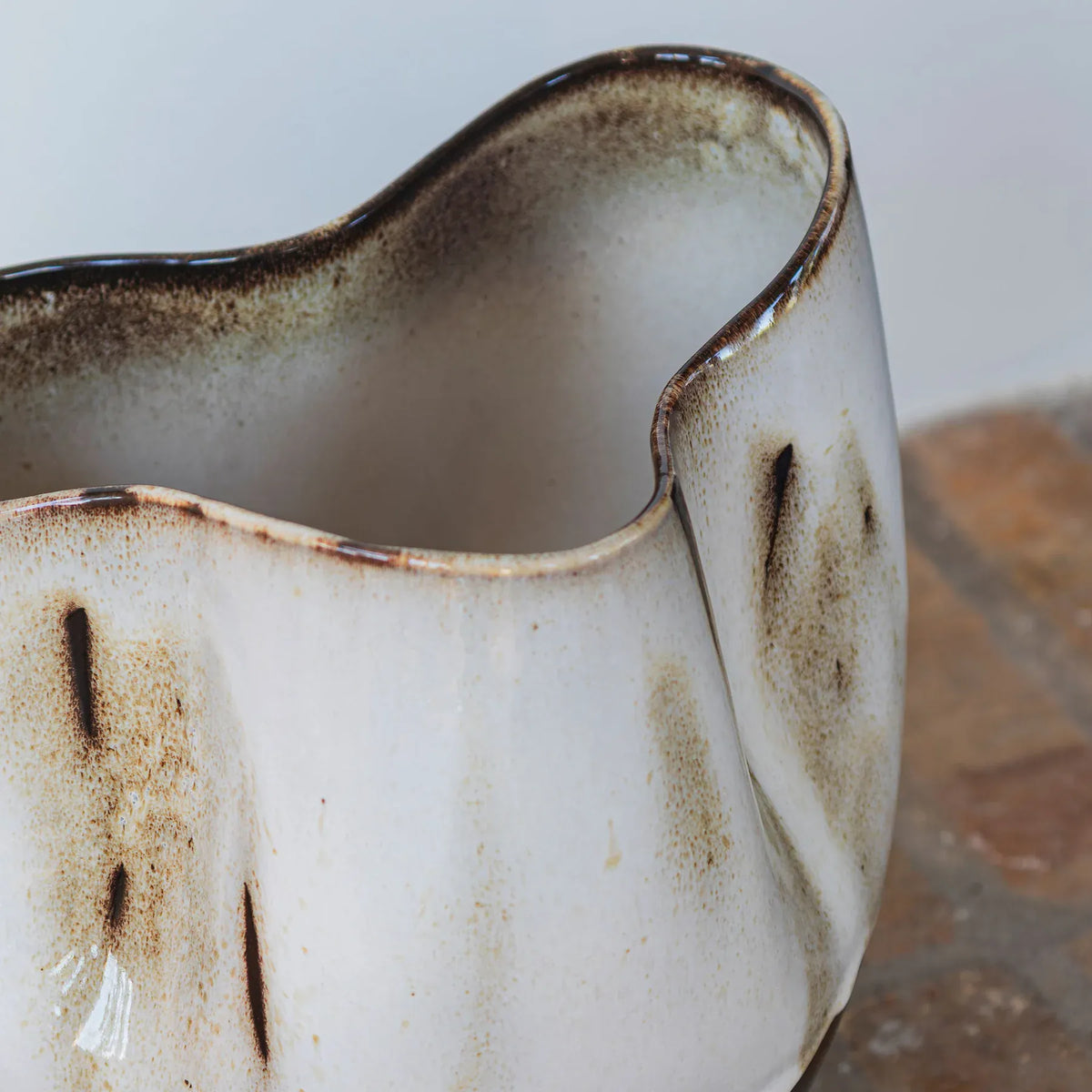 Βάζο By Hand Curve Small - Κεραμικό Καφέ Off-White Ø22 x H24,5 cm METTE DITMER