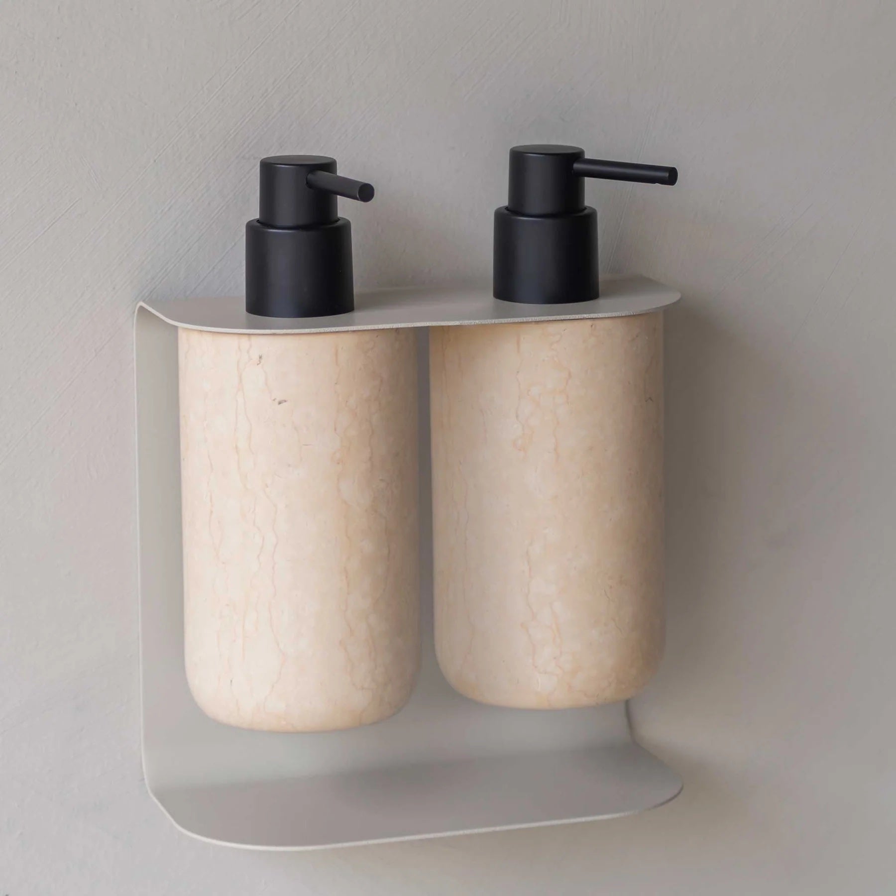 METTE DITMER Dispenser Dispenser Για Υγρό Σαπούνι Τall Φυσικό Μάρμαρο Μπεζ / Αντλία ABS Μαύρη Ø7,5 x H17,5 cm METTE DITMER