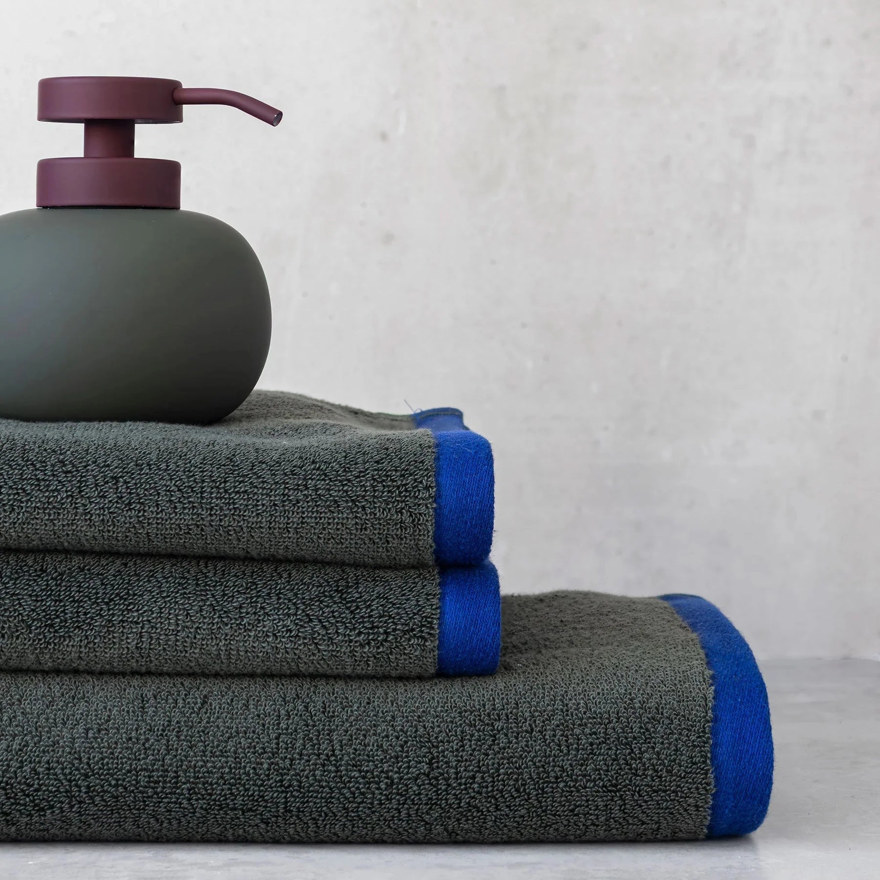 METTE DITMER Dispenser Dispenser Για Υγρό Σαπούνι Lotus Play - Κεραμικό Ματ Σκούρο Πράσινο - Κόκκινη Αντλία - Ανταλλακτική Ασημί Αντλία Ø11 x H13 cm METTE DITMER