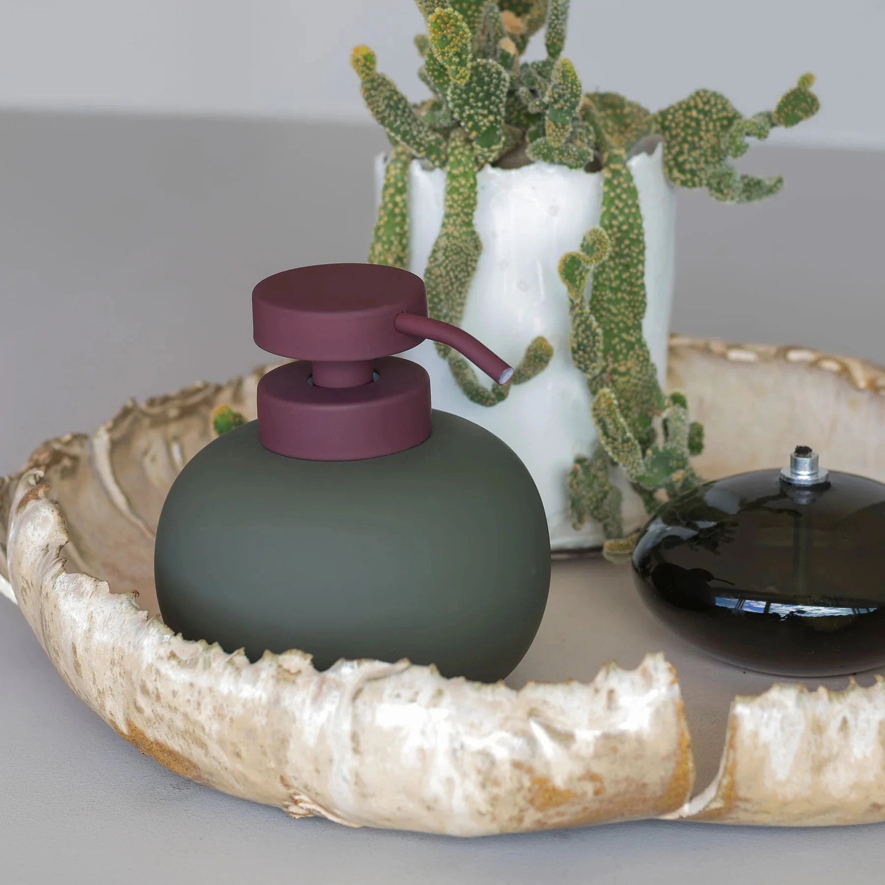 METTE DITMER Dispenser Dispenser Για Υγρό Σαπούνι Lotus Play - Κεραμικό Ματ Σκούρο Πράσινο - Κόκκινη Αντλία - Ανταλλακτική Ασημί Αντλία Ø11 x H13 cm METTE DITMER