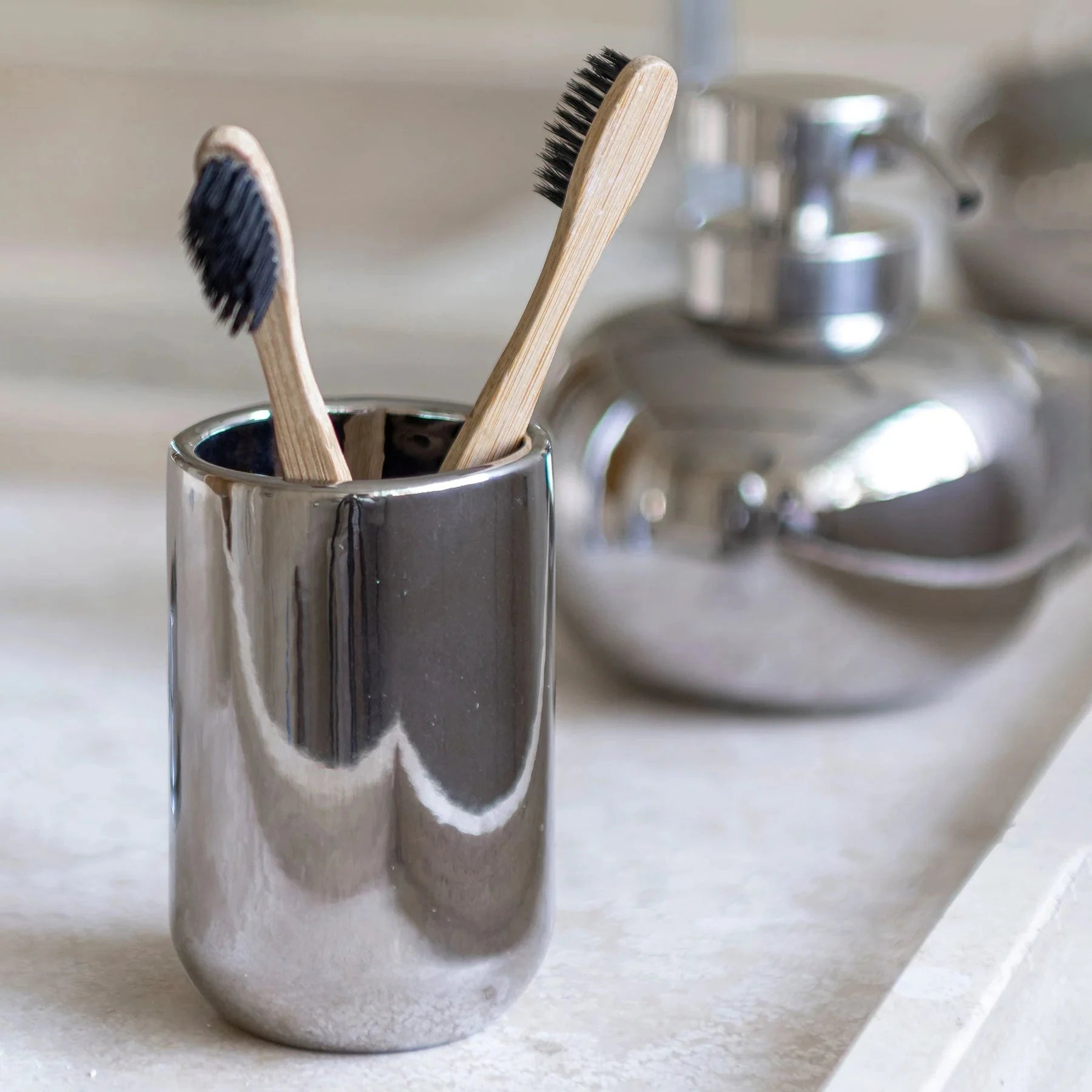 METTE DITMER Είδη Μπάνιου Θήκη Για Οδοντόβουρτσα Lotus - Κεραμική Ασημί Ø6,5 x H10 cm METTE DITMER