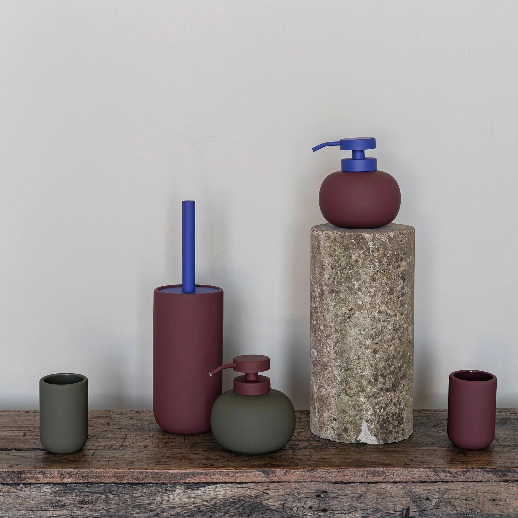 METTE DITMER Είδη Μπάνιου Θήκη Για Οδοντόβουρτσα Lotus Play - Κεραμικό Ματ Σκούρο Πράσινο Ø6,5 x H10 cm METTE DITMER