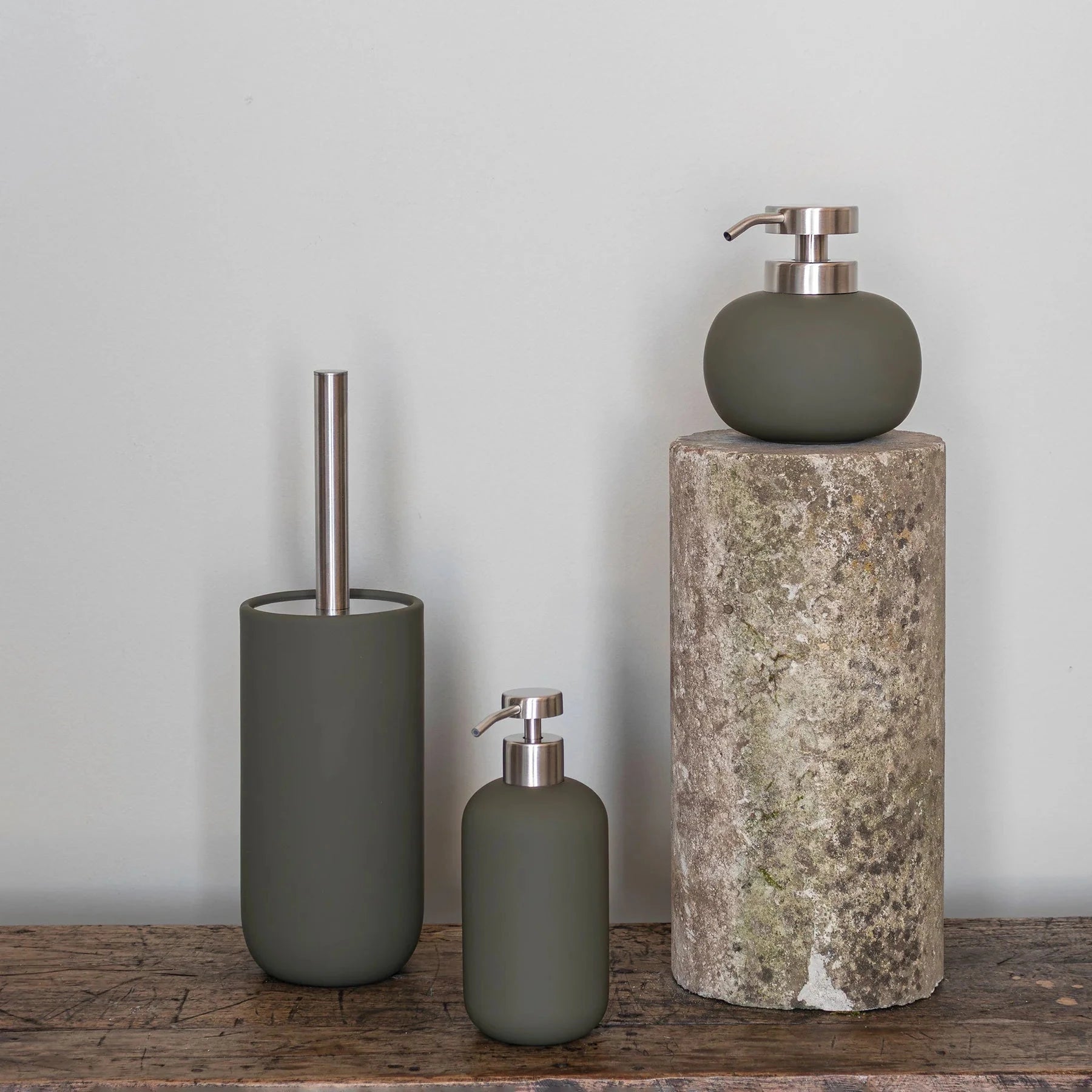 METTE DITMER Είδη Μπάνιου Πιγκάλ Μπάνιου Lotus Play - Κεραμικό Ματ Σκούρο Πράσινο Κόκκινη Λαβή - Ανταλλακτική Λαβή Ασημί H21 x Ø10 cm METTE DITMER