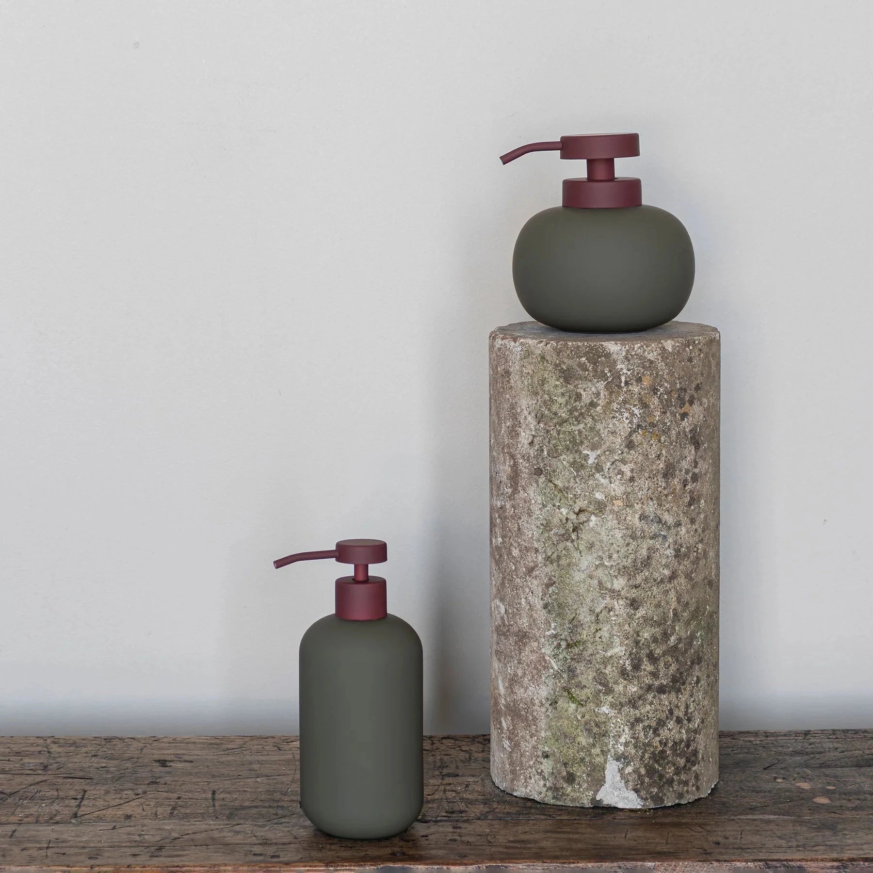 METTE DITMER Dispenser Dispenser Για Υγρό Σαπούνι Lotus Play - Κεραμικό Ματ Σκούρο Πράσινο - Κόκκινη Αντλία - Ανταλλακτική Ασημί Αντλία Ø11 x H13 cm METTE DITMER