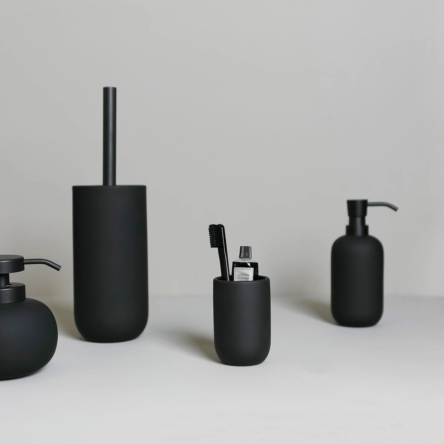 METTE DITMER Είδη Μπάνιου Ποτηροθήκη Για Οδοντόβουρτσα Κεραμικό Μαύρο Ø6,5 x H10 cm METTE DITMER