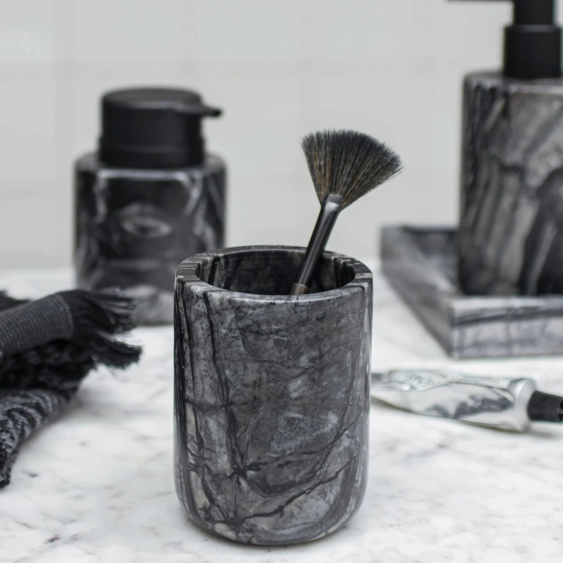 METTE DITMER Είδη Μπάνιου Θήκη Για Οδοντόβουρτσα Marble - Μάρμαρο Μαύρη Γκρι W7,5 x L7,5 x H10 cm METTE DITMER