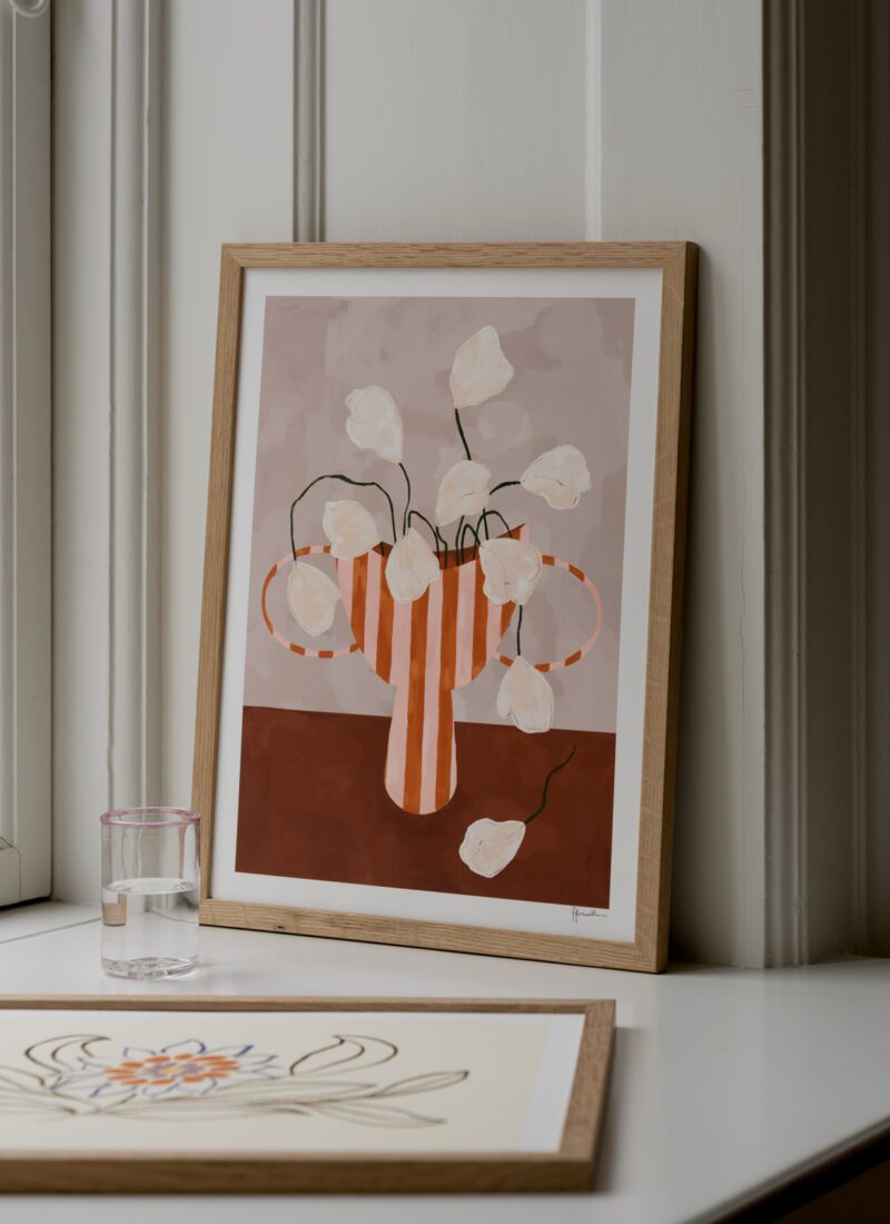 THE POSTER CLUB Poster Πόστερ White Flowers In Striped Vase - Κόκκινο Άσπρο 30 x 40 cm THE POSTER CLUB