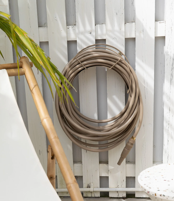 GARDEN GLORY Garden Kit Garden Glory Hose Kit Sand Μπεζ (Περιλαμβάνει Λάστιχο-Ακροφύσιο-Βάση Λάστιχου)Διάμ. Βάσ. :12x32xH24cm Μήκος Λάστ. 20m