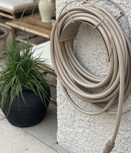 GARDEN GLORY Garden Kit Garden Glory Hose Kit Sand Μπεζ (Περιλαμβάνει Λάστιχο-Ακροφύσιο-Βάση Λάστιχου)Διάμ. Βάσ. :12x32xH24cm Μήκος Λάστ. 20m