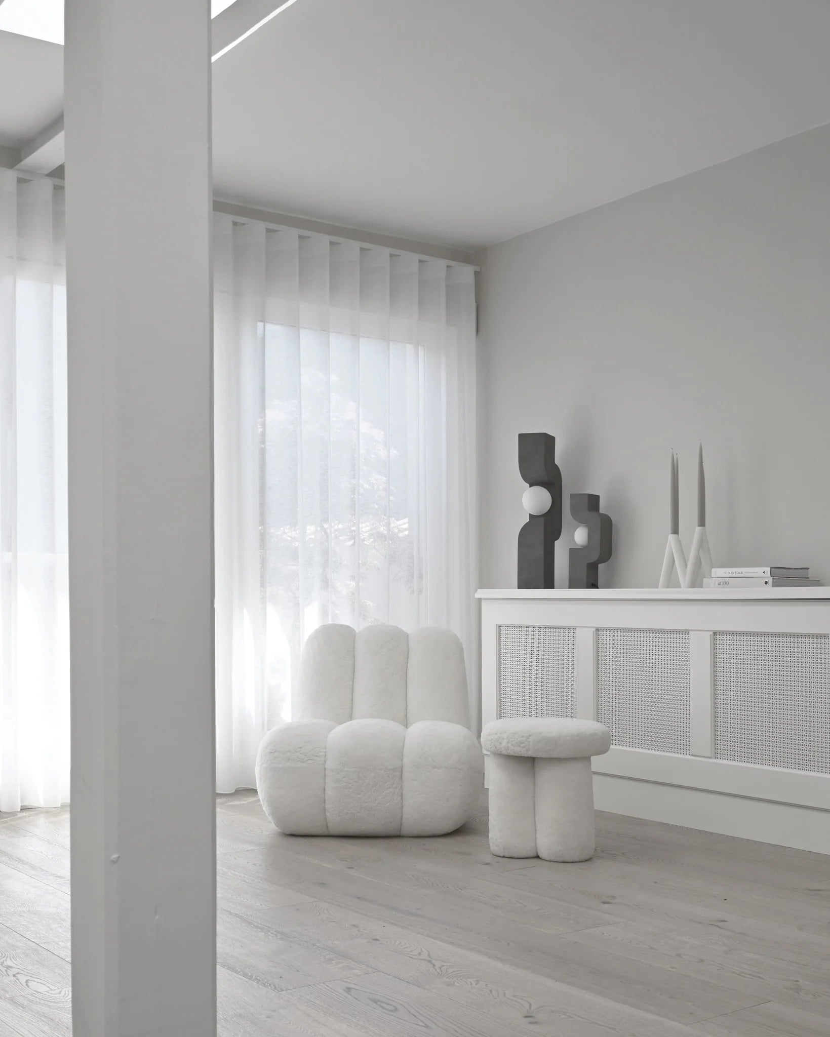 101 COPENHAGEN Πολυθρόνα Πολυθρόνα Toe Chair Sheepskin Λευκή L70xW80xH72 cm 101 COPENHAGEN