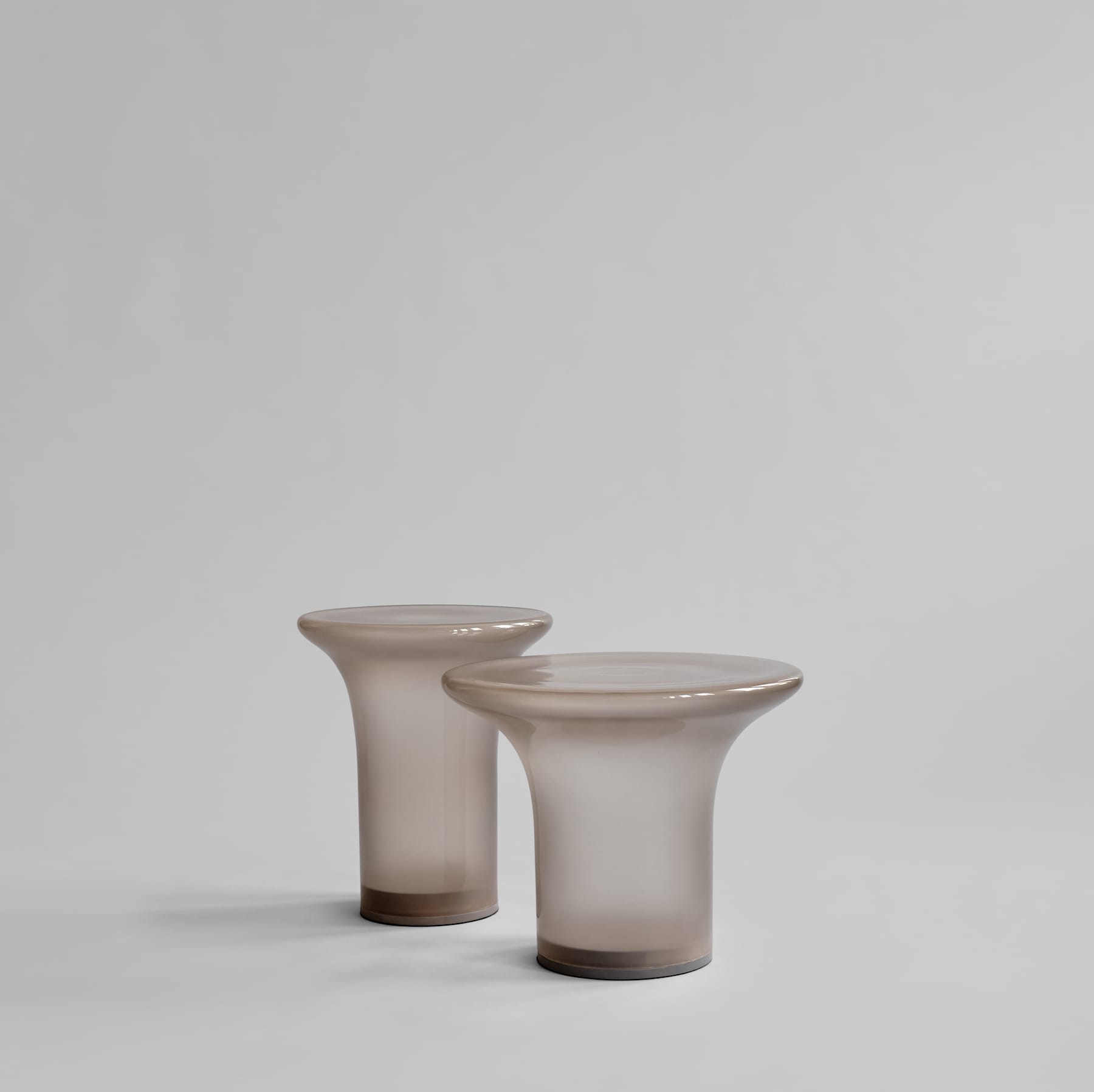 Βοηθητικό Τραπέζι Trumpet Low - Γυαλί Smoked Desert H35 x W45 x L45 cm 101 COPENHAGEN