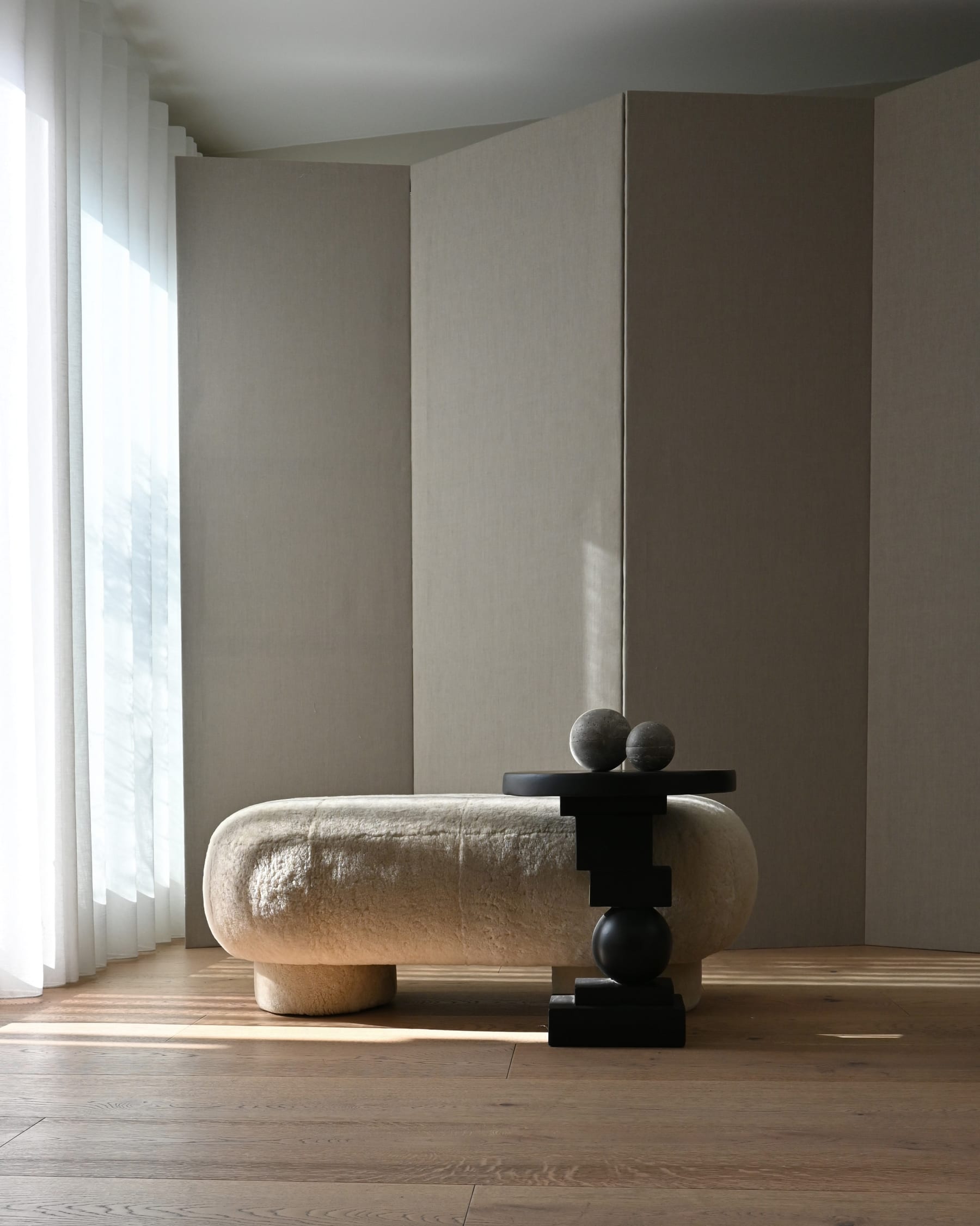 Σκαμπό Big Foot Sandshell (Sheepskin) L120 cm x W40 cm x H45 cm 101 COPENHAGEN