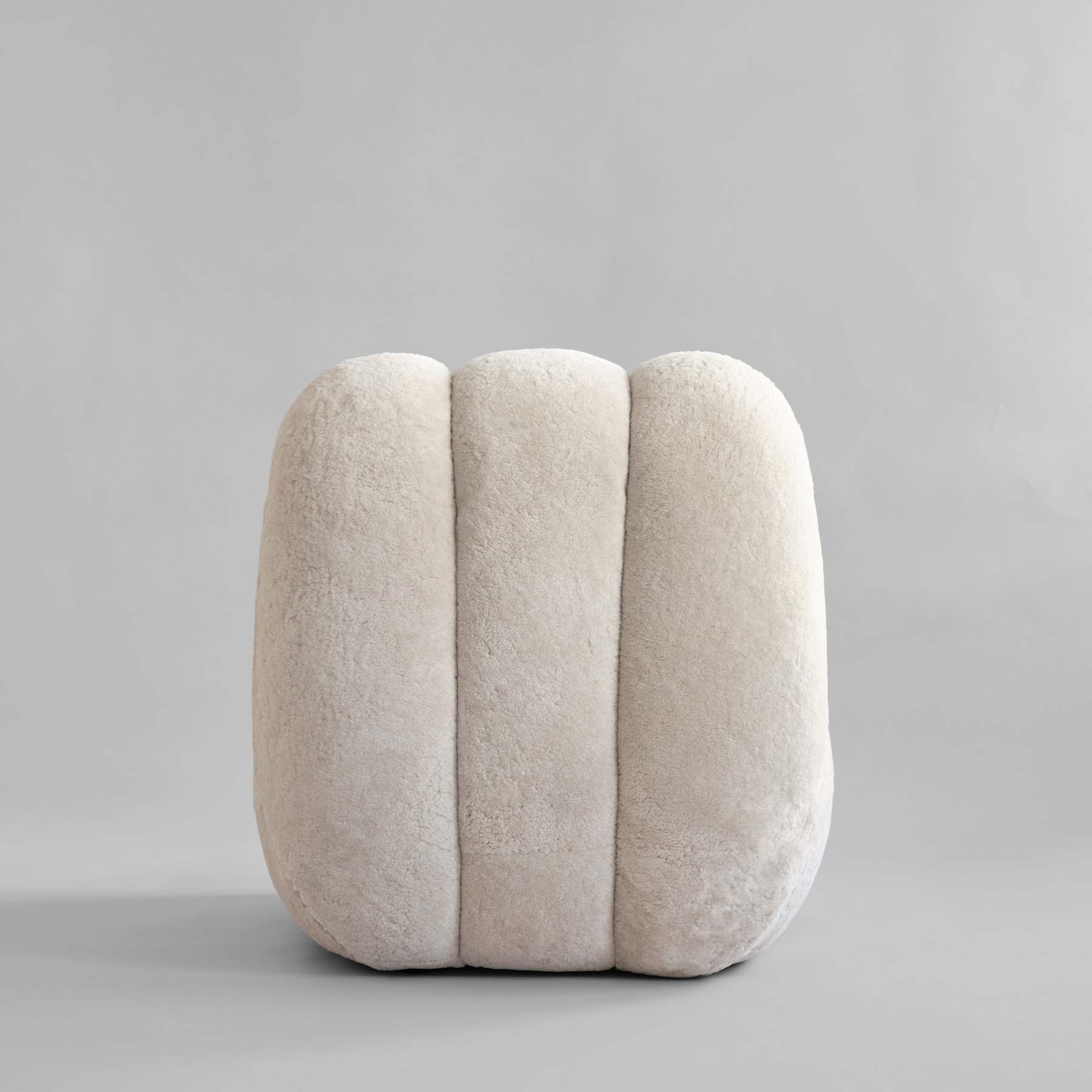 Πολυθρόνα Toe Chair / Sandshell / Sheepskin H72 cm x W80 cm x L70 cm 101 COPENHAGEN