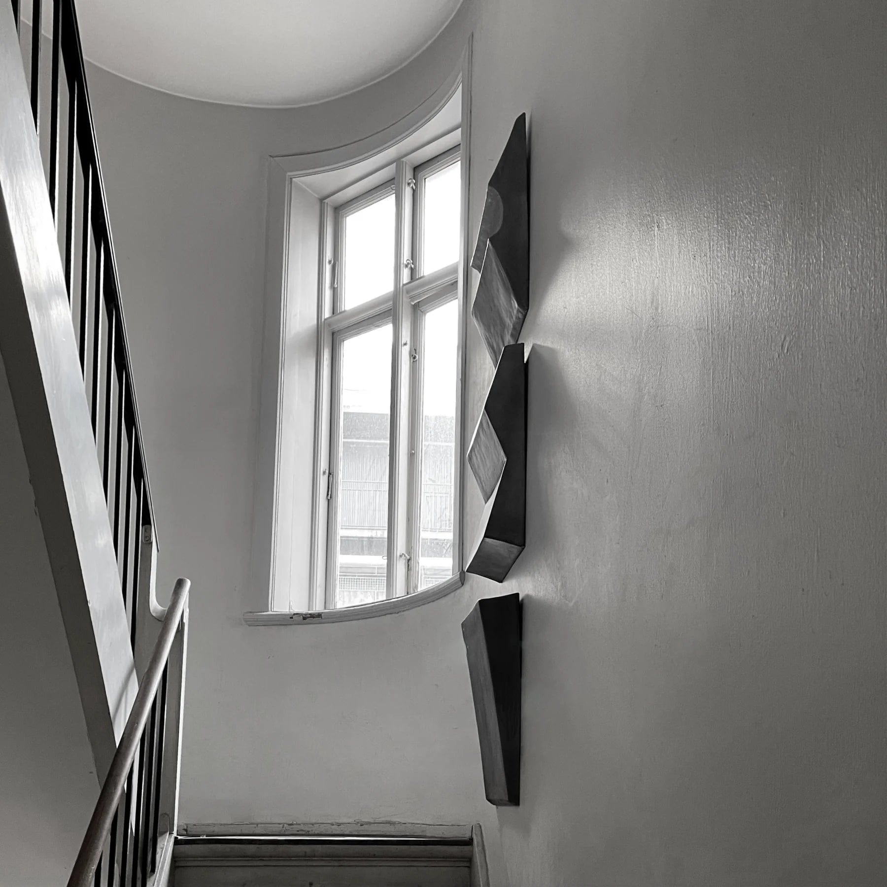 101 COPENHAGEN Γλυπτό Διακοσμητικό Τοίχου Face Mini Γκρι Σκυρόδεμα H52 cm x W10 cm x L37,5 cm 101 COPENHAGEN
