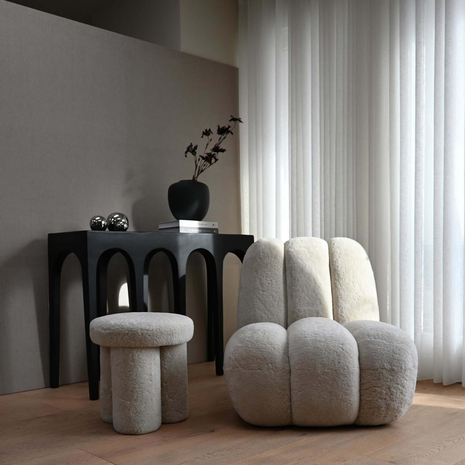Πολυθρόνα Toe Chair / Sandshell / Sheepskin H72 cm x W80 cm x L70 cm 101 COPENHAGEN