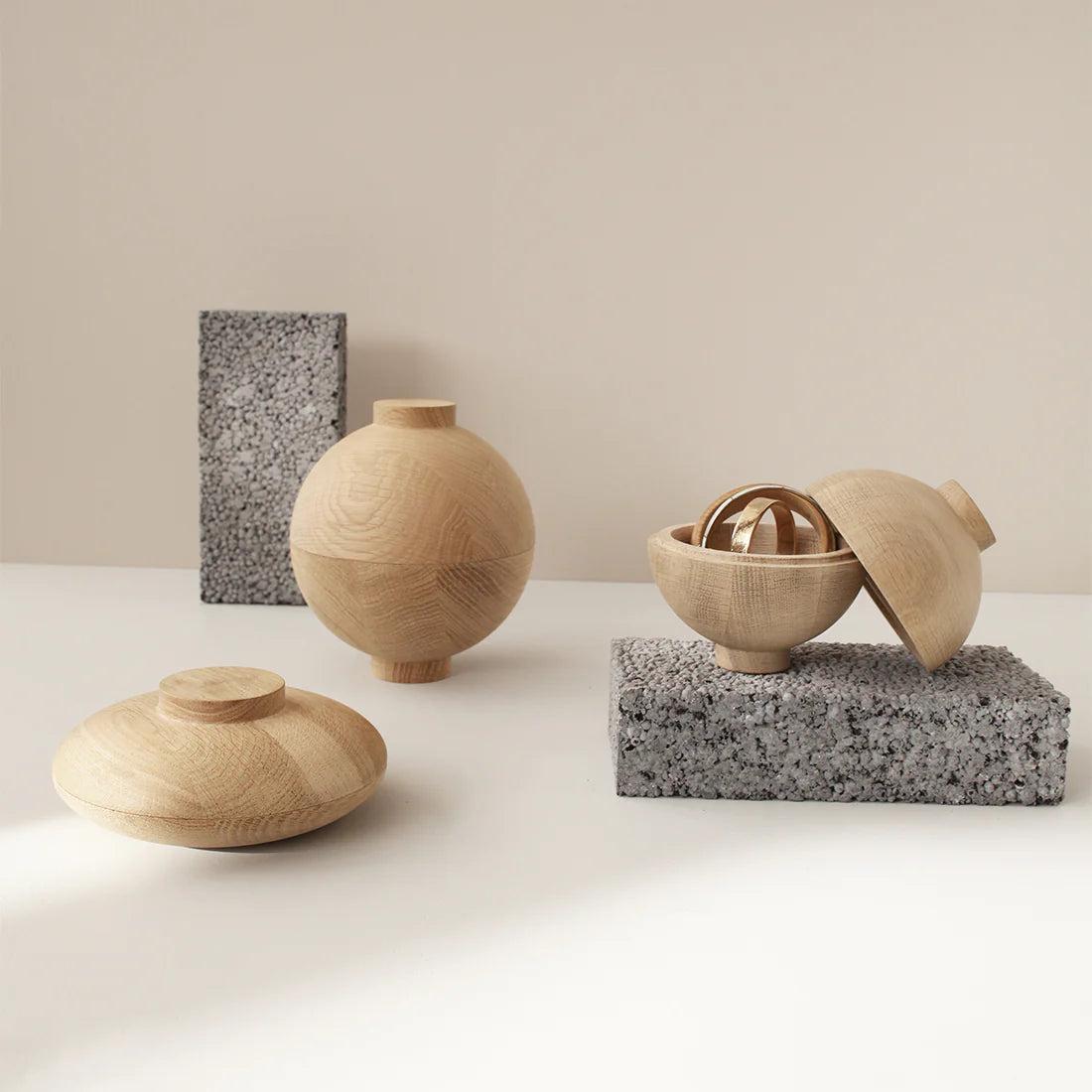 KRISTINA DAM studio Γλυπτό Διακοσμητική Σφαίρα Αποθήκευσης WSP Ξύλο Δρυς Ø12 x H15 cm KRISTINA DAM studio