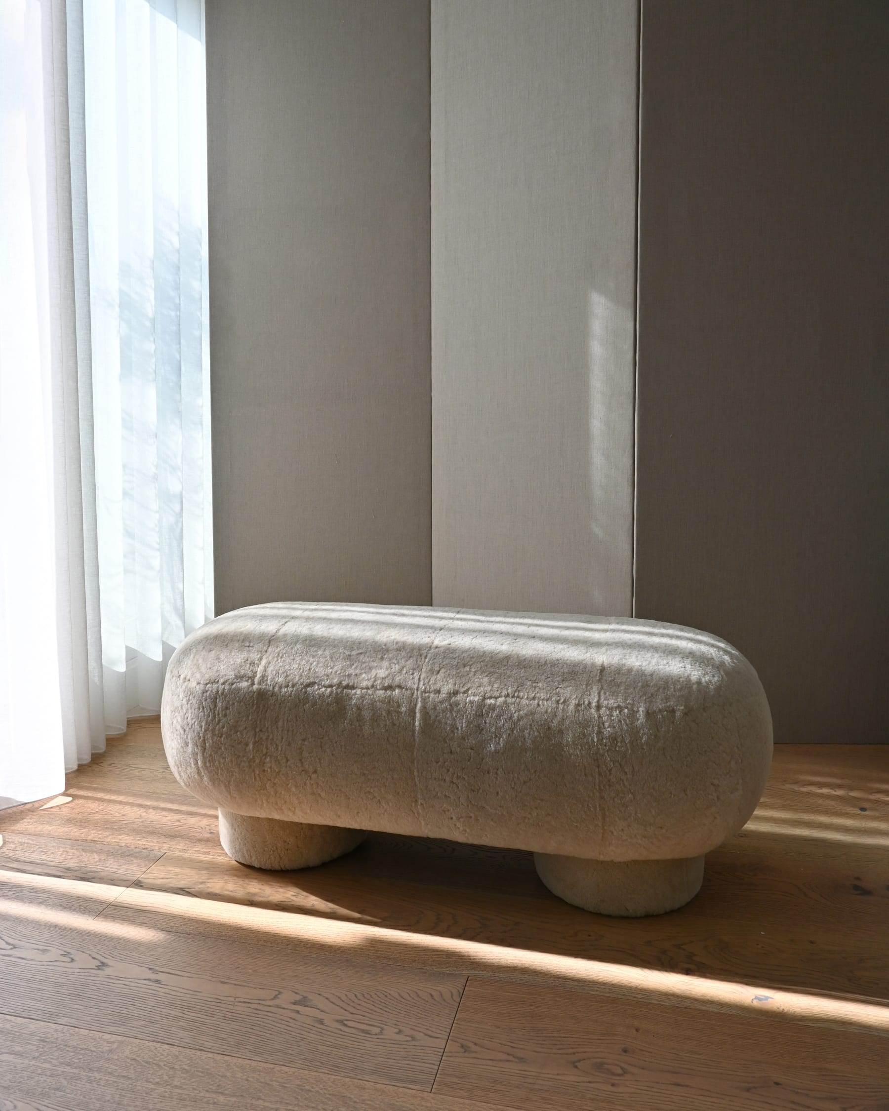 Σκαμπό Big Foot Sandshell (Sheepskin) L120 cm x W40 cm x H45 cm 101 COPENHAGEN