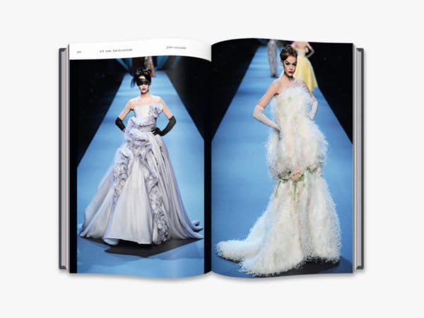 Hintsdeco Books Βιβλίο Τέχνης Βιβλίο Τέχνης Dior Catwalk Γκρι 28×5,1×19 cm Hintsdeco