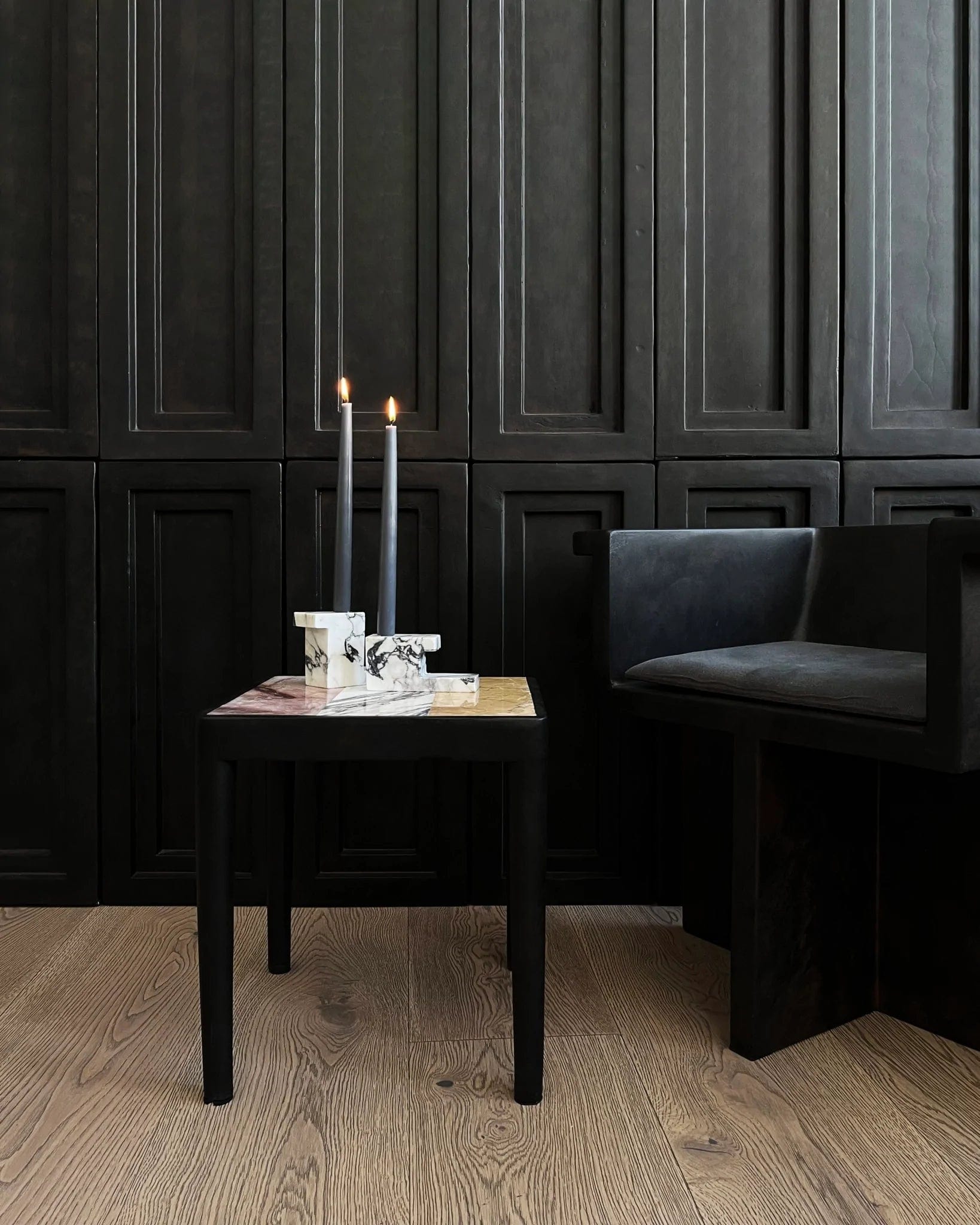 101 COPENHAGEN Τραπέζι Τραπέζι Tairu Table Striped Μάρμαρο Και Ινώδες Σκυρόδεμα Καφέ Σκούρο L38xW38xH45cm 101 COPENHAGEN
