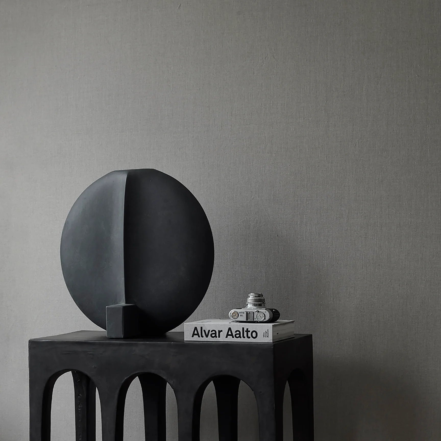 101 COPENHAGEN Κονσόλα Κονσόλα Bow  Καφέ/Μαύρο Σκυρόδεμα Από Ίνες  L70,5xW33,5xH80 101 COPENHAGEN