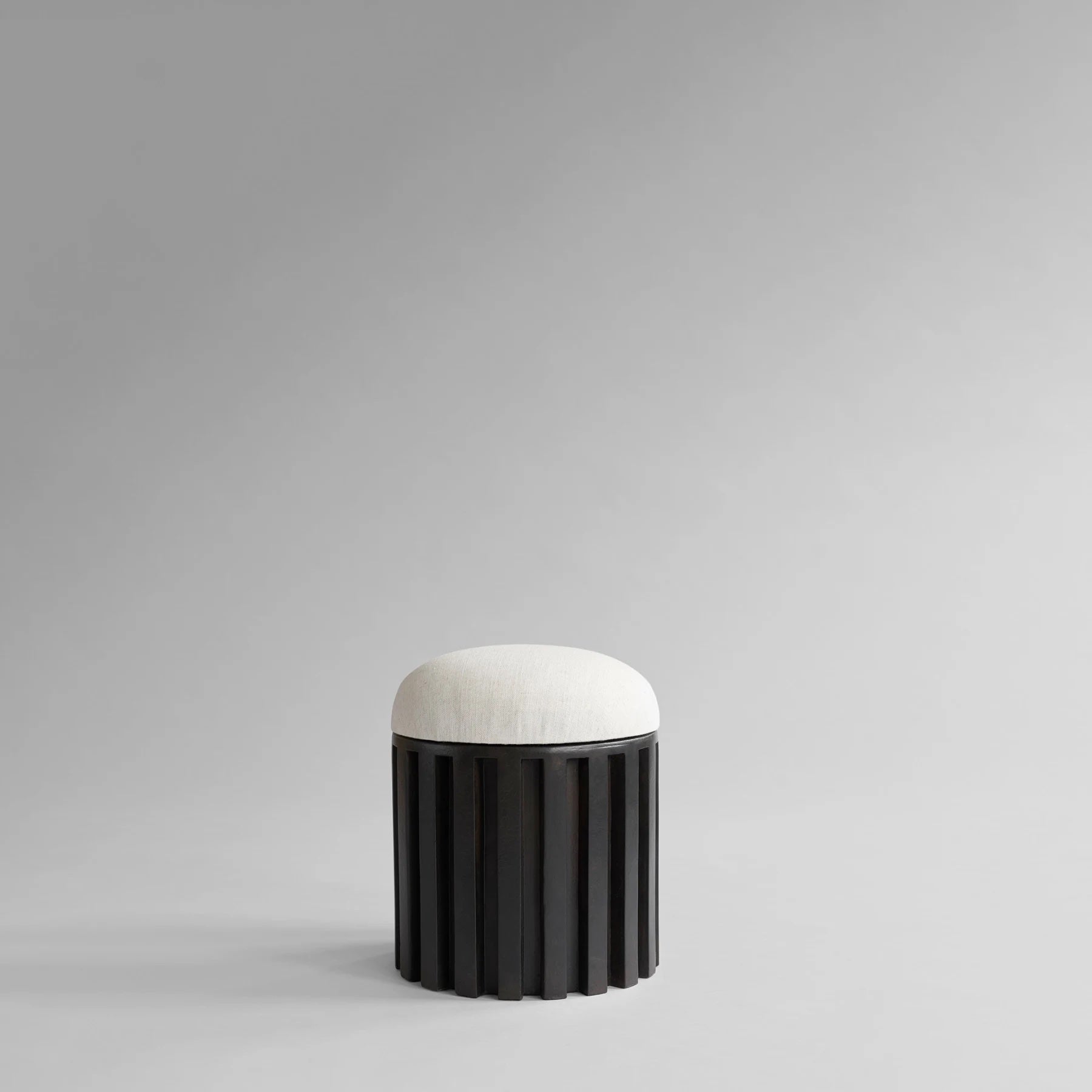 101 COPENHAGEN Σκαμπό Σκαμπό Tribu Stool Καφέ - Λευκό Λινό Μαξιλάρι Σκυρόδεμα Από Ίνες L40xW40xH47,5 101 COPENHAGEN