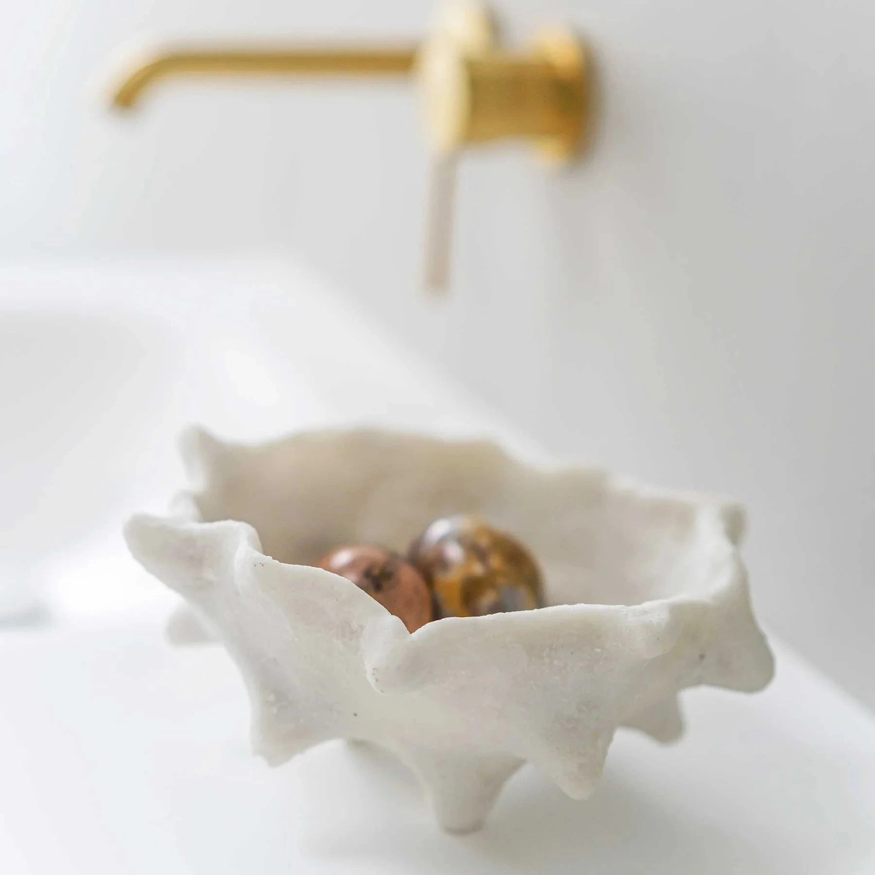 METTE DITMER Γλυπτό Διακοσμητικό Γλυπτό Chestnut Art Piece - Πέτρα Ρητίνης Off White Ø20 x H10 cm METTE DITMER