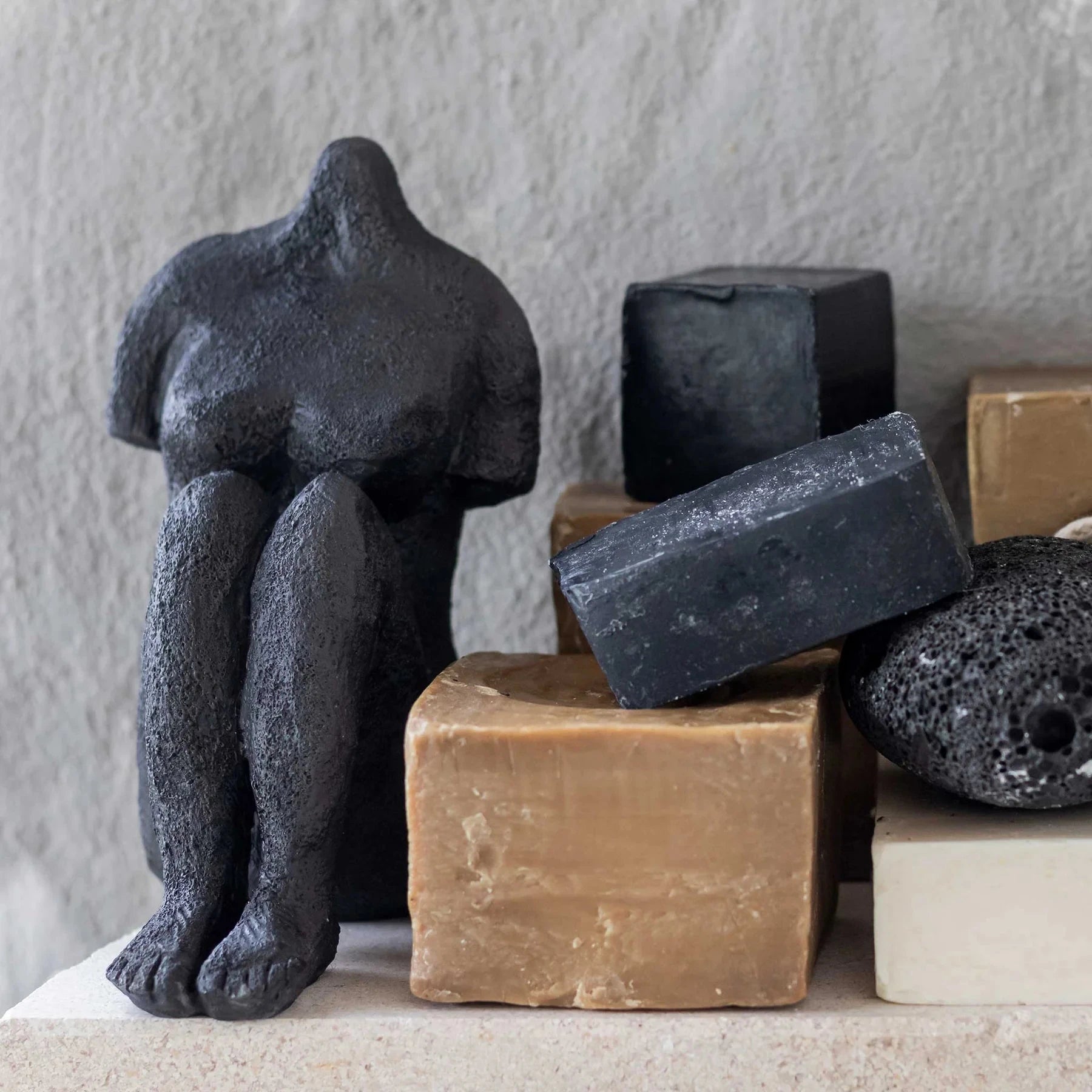 METTE DITMER Γλυπτό Διακοσμητικό Γλυπτό Sitting Woman Art Piece - Πέτρα Ρητίνης Μαύρο W9 x L13 x H14 cm METTE DITMER
