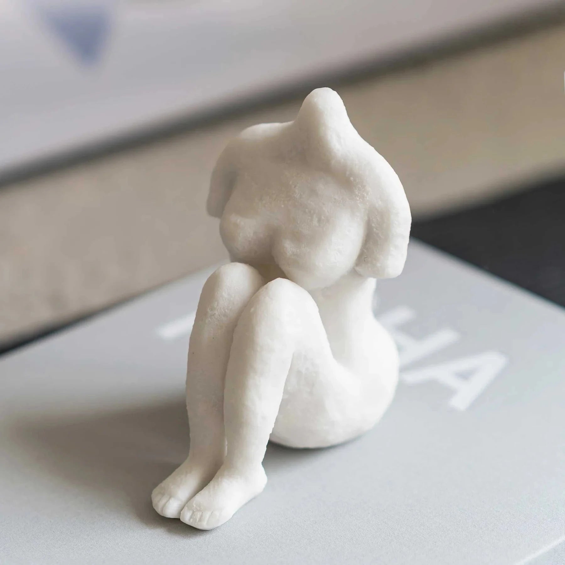 METTE DITMER Γλυπτό Διακοσμητικό Γλυπτό Sitting Woman Art Piece - Πέτρα Ρητίνης Off White W9 x L13 x H14 cm METTE DITMER