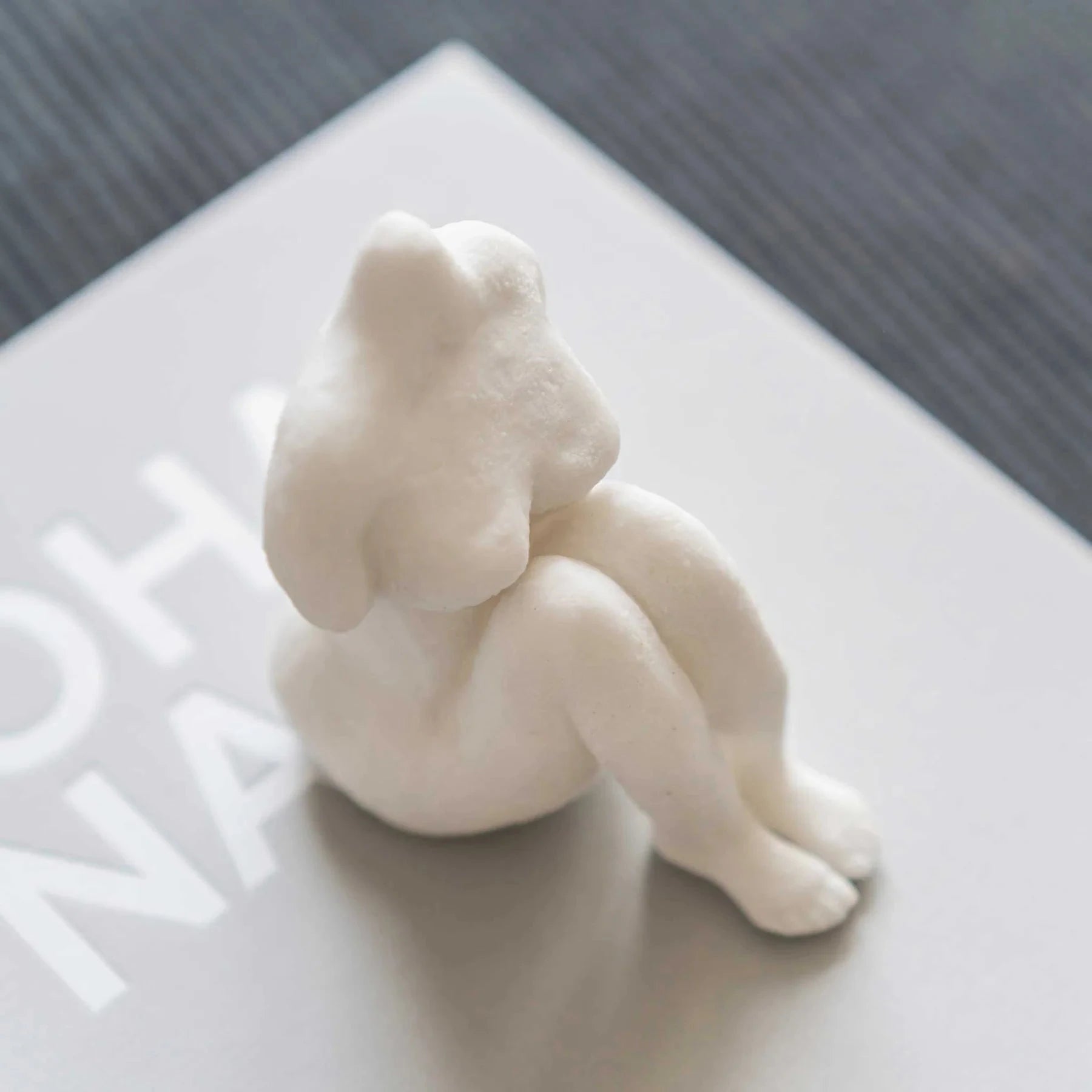 METTE DITMER Γλυπτό Διακοσμητικό Γλυπτό Sitting Woman Art Piece - Πέτρα Ρητίνης Off White W9 x L13 x H14 cm METTE DITMER