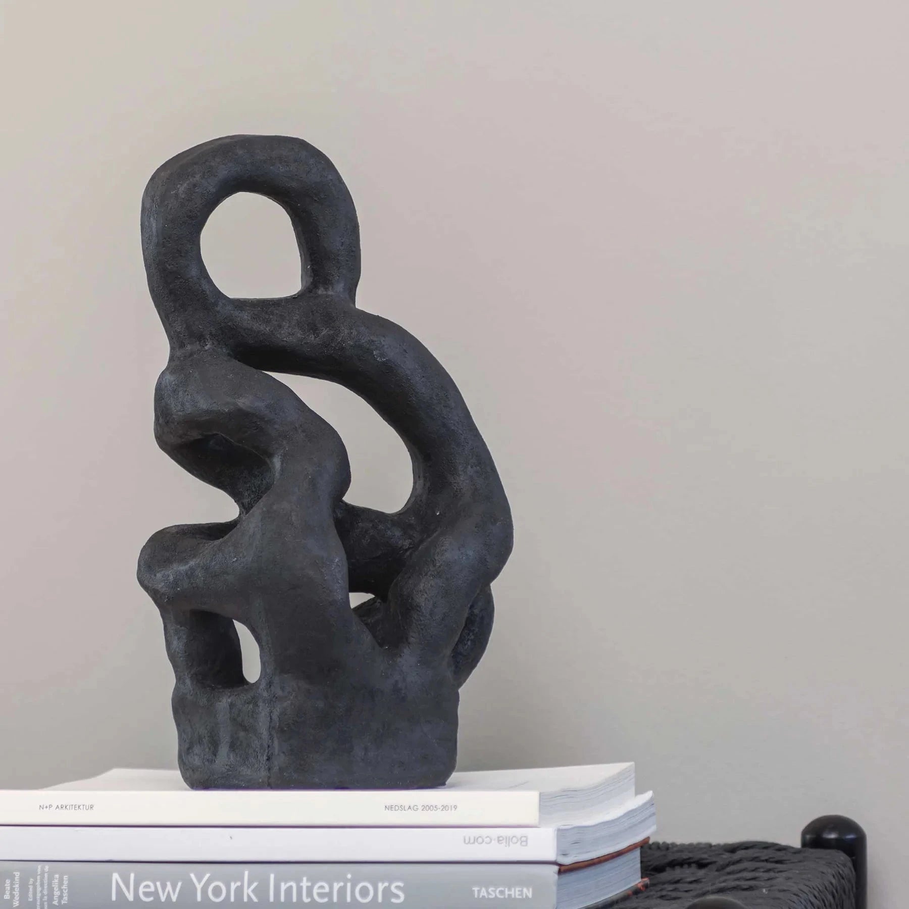 METTE DITMER Γλυπτό Διακοσμητικό Γλυπτό Art Piece - Πέτρα Ρητίνης Μαύρο W19 x L14 x H32 cm METTE DITMER