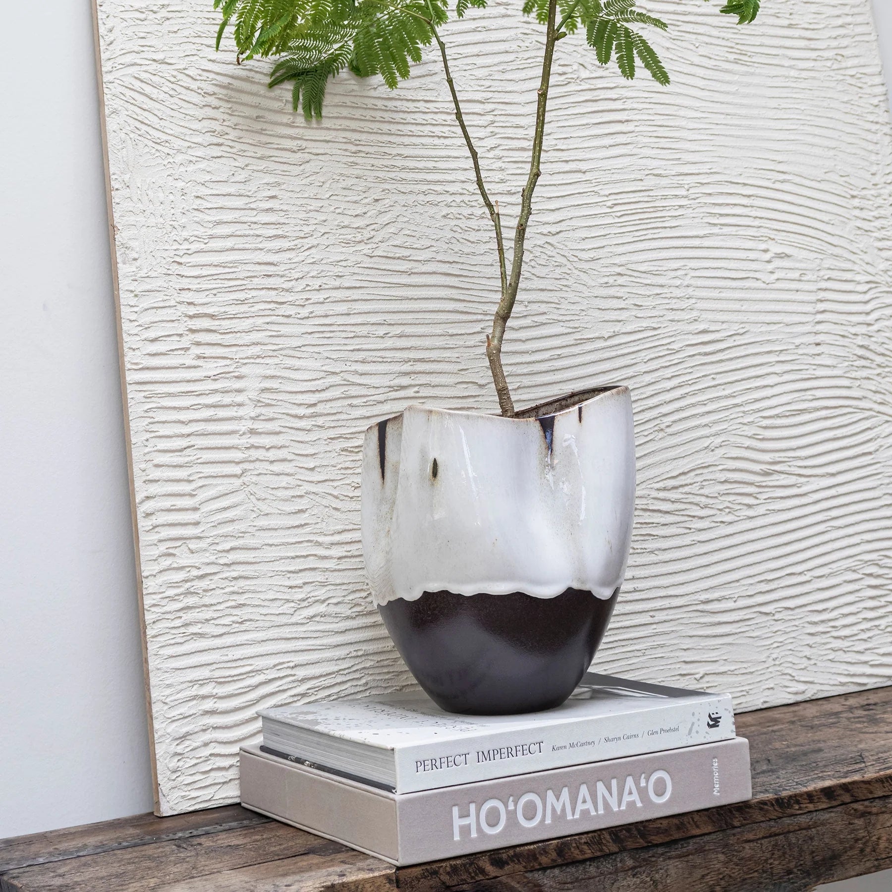 Βάζο By Hand Curve Small - Κεραμικό Καφέ Off-White Ø22 x H24,5 cm METTE DITMER