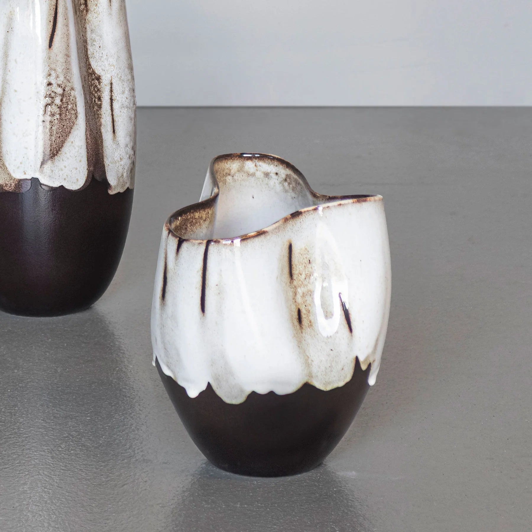 Βάζο By Hand Curve Small - Κεραμικό Καφέ Off-White Ø22 x H24,5 cm METTE DITMER
