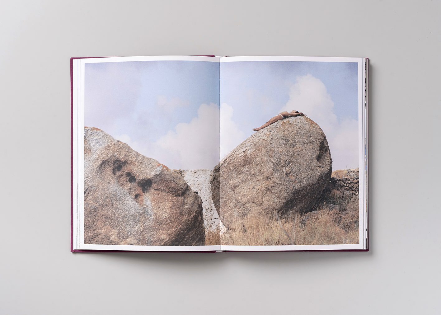 Hintsdeco Books Βιβλίο Τέχνης Βιβλίο Τέχνης Mykonos Purple Μοβ 21,5×2,5×28 cm Hintsdeco