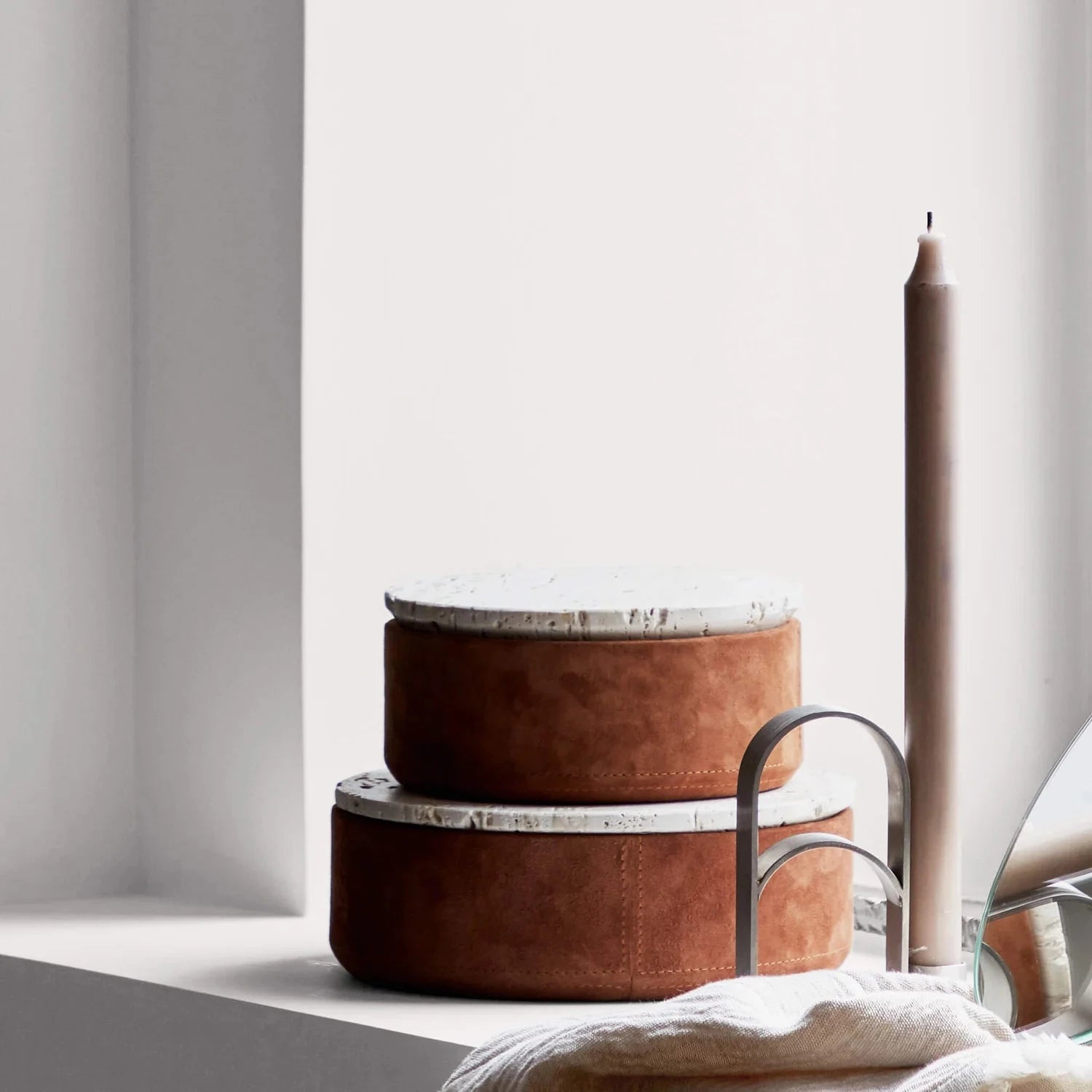 KRISTINA DAM studio Καλάθι αποθήκευσης Κουτί Αποθήκευσης Suede Box L - Τραβερτίνη Σουέντ Μπεζ Ταμπά Ø20 x H7,5 cm KRISTINA DAM studio