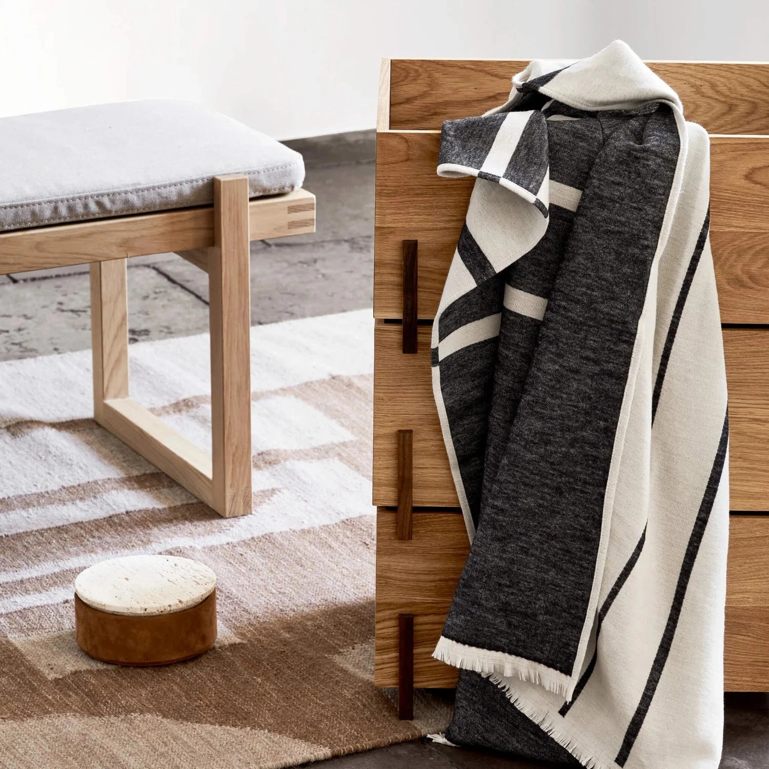 KRISTINA DAM studio Καλάθι αποθήκευσης Κουτί Αποθήκευσης Suede Box S - Τραβερτίνη Σουέντ Μπεζ Ταμπά Ø16 x H7,5 cm KRISTINA DAM studio