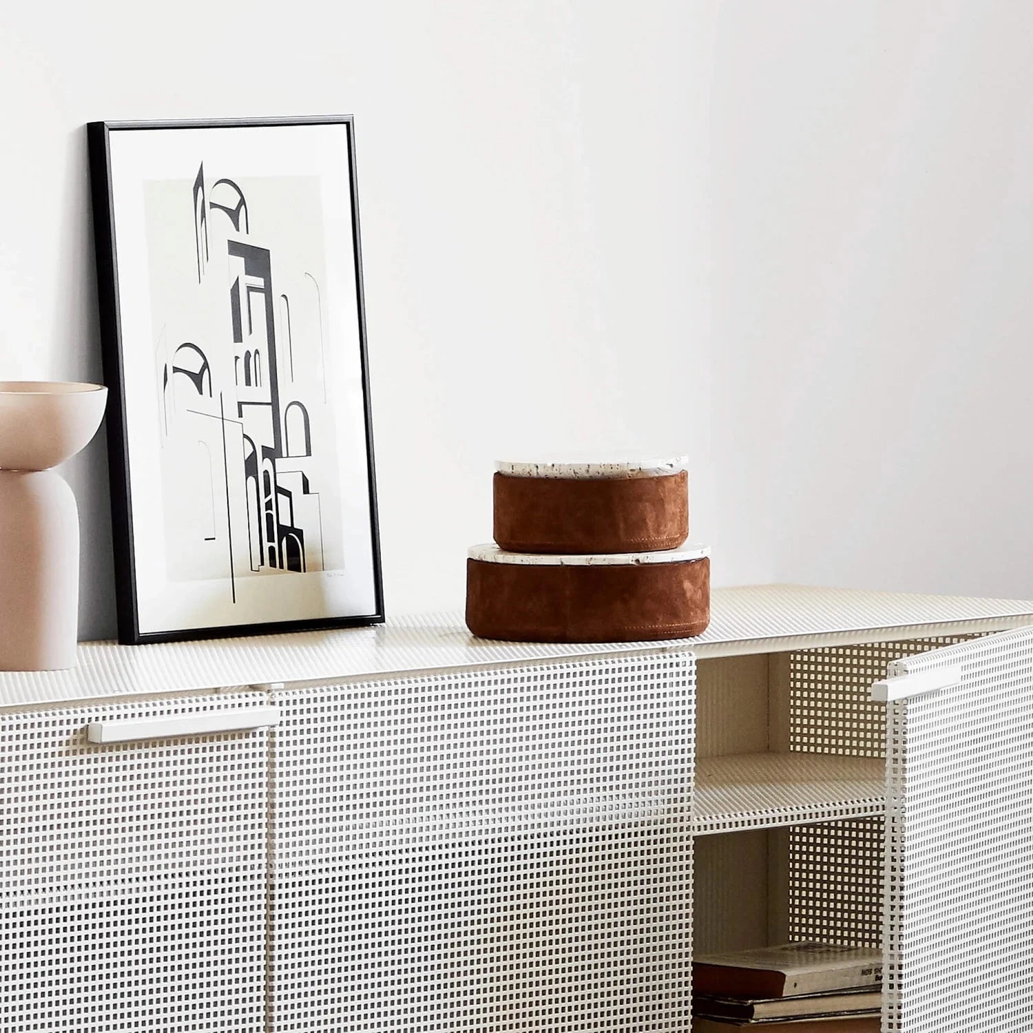 KRISTINA DAM studio Καλάθι αποθήκευσης Κουτί Αποθήκευσης Suede Box L - Τραβερτίνη Σουέντ Μπεζ Ταμπά Ø20 x H7,5 cm KRISTINA DAM studio