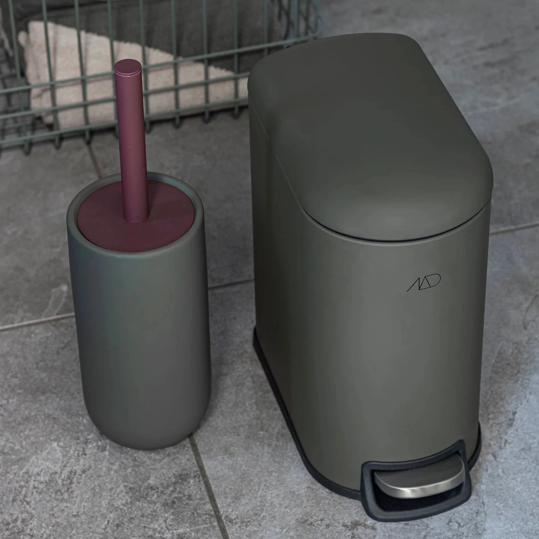 METTE DITMER Είδη Μπάνιου Πιγκάλ Μπάνιου Lotus Play - Κεραμικό Ματ Σκούρο Πράσινο Κόκκινη Λαβή - Ανταλλακτική Λαβή Ασημί H21 x Ø10 cm METTE DITMER