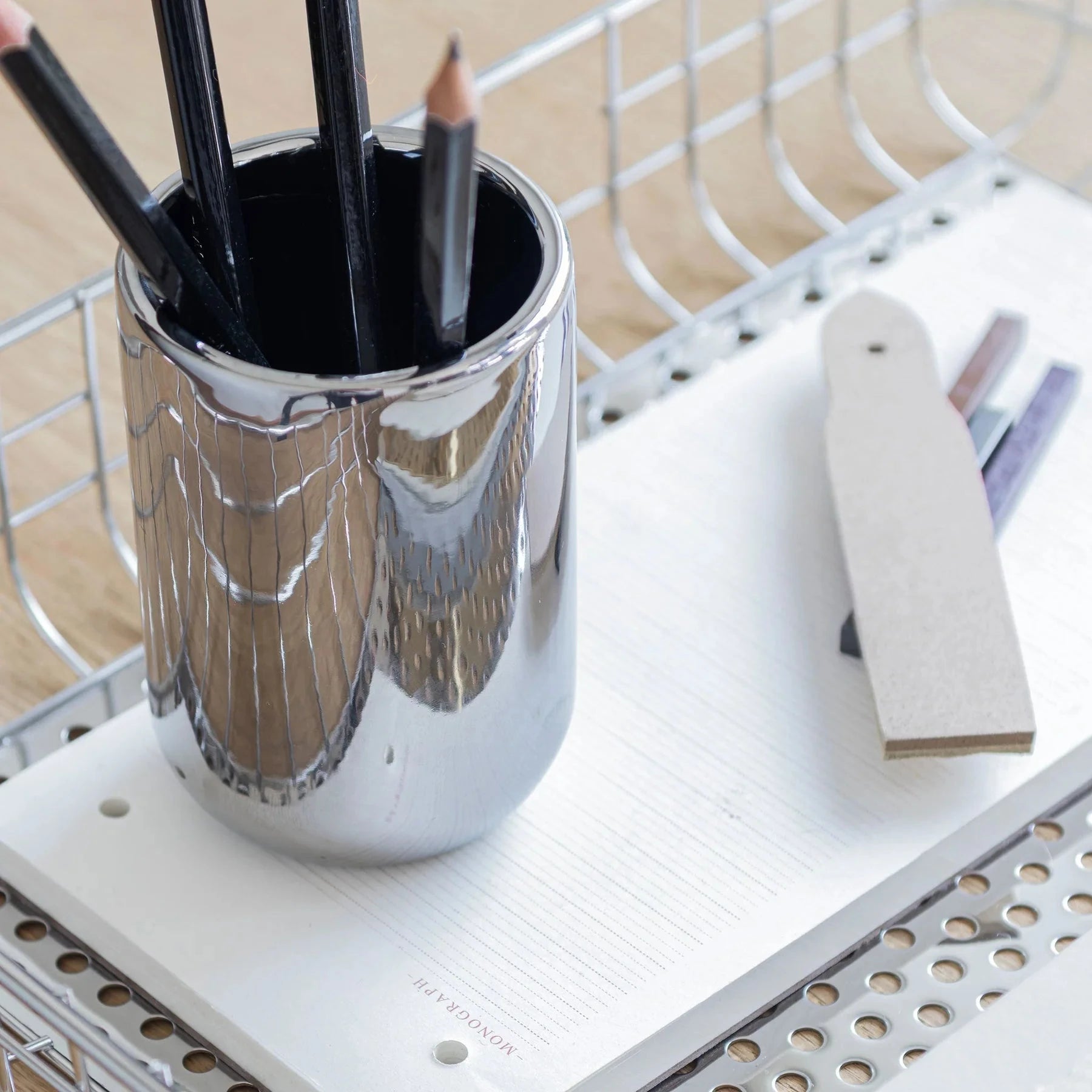 METTE DITMER Είδη Μπάνιου Θήκη Για Οδοντόβουρτσα Lotus - Κεραμική Ασημί Ø6,5 x H10 cm METTE DITMER