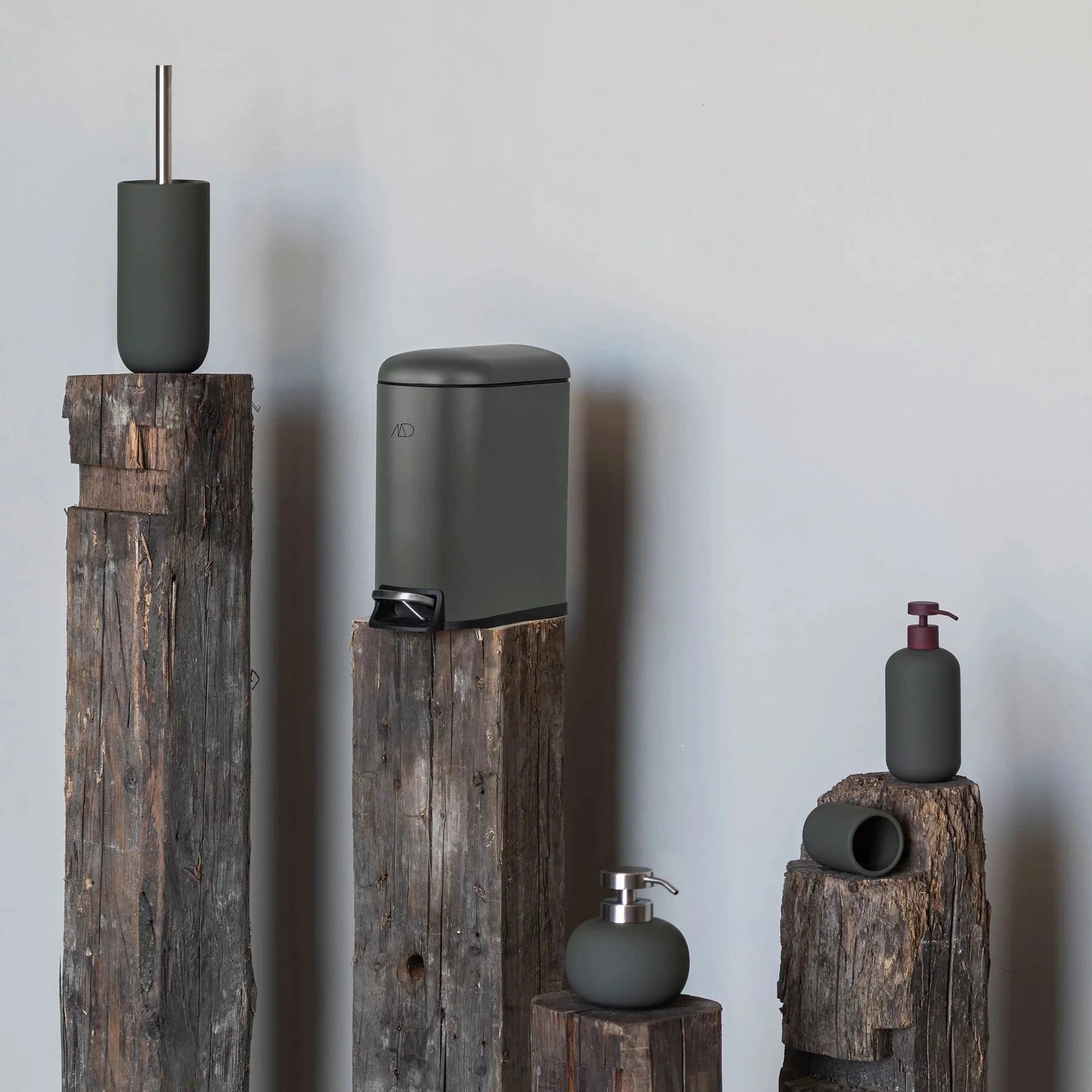 METTE DITMER Είδη Μπάνιου Θήκη Για Οδοντόβουρτσα Lotus Play - Κεραμικό Ματ Σκούρο Πράσινο Ø6,5 x H10 cm METTE DITMER