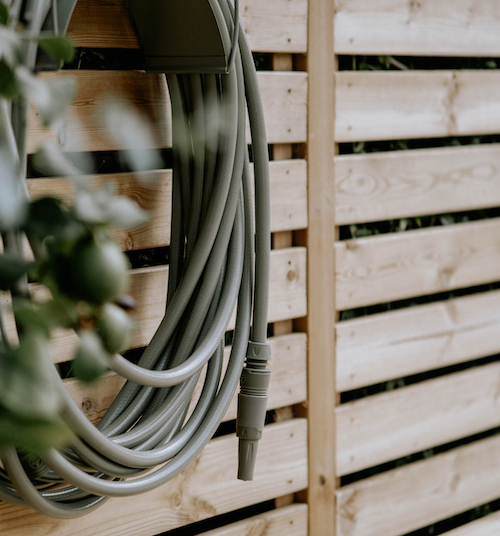 GARDEN GLORY Garden Kit Garden Glory Hose Kit Πράσινο Ευκαλύπτου (Περιλαμβάνει Λάστιχο-Ακροφύσιο-Βάση Λάστιχου)Διάμ. Βάσ. :12x32xH24cm Μήκος Λάστ. 20m