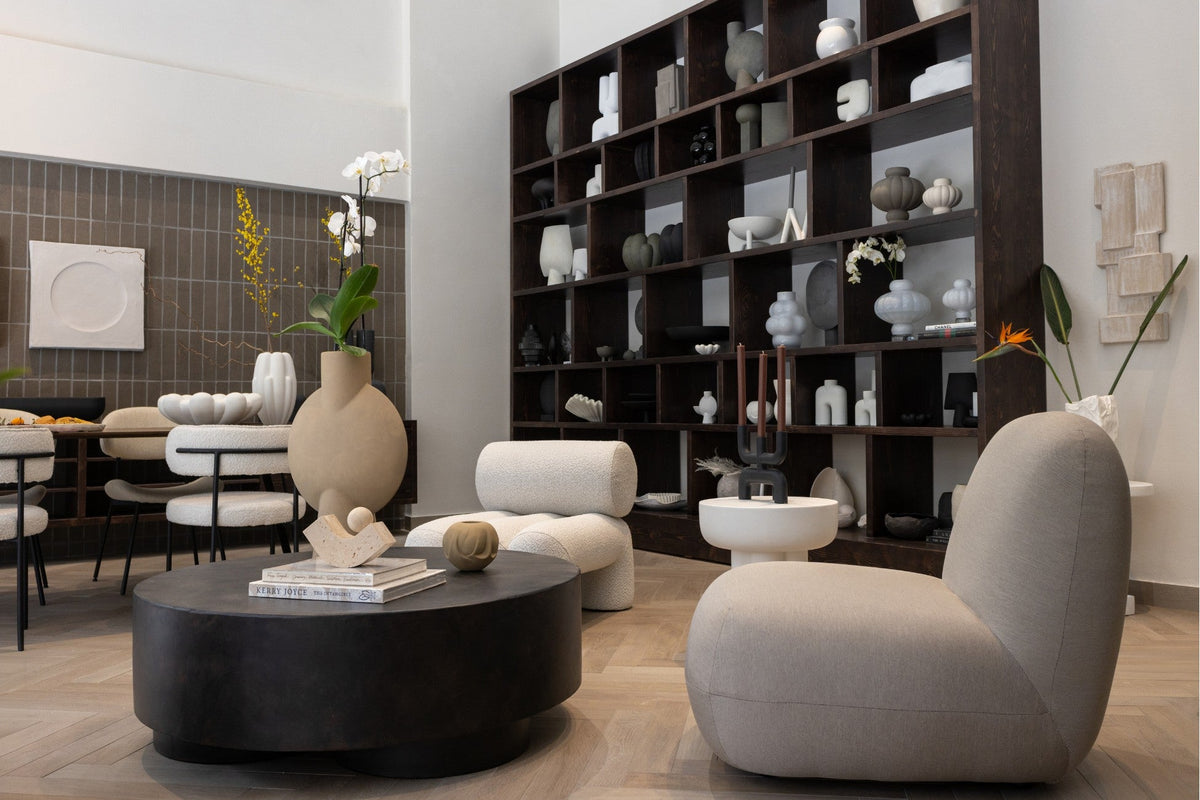Ο εσωτερικός χώρος του showroom Hintsdeco στο Παλαιό Φάληρο